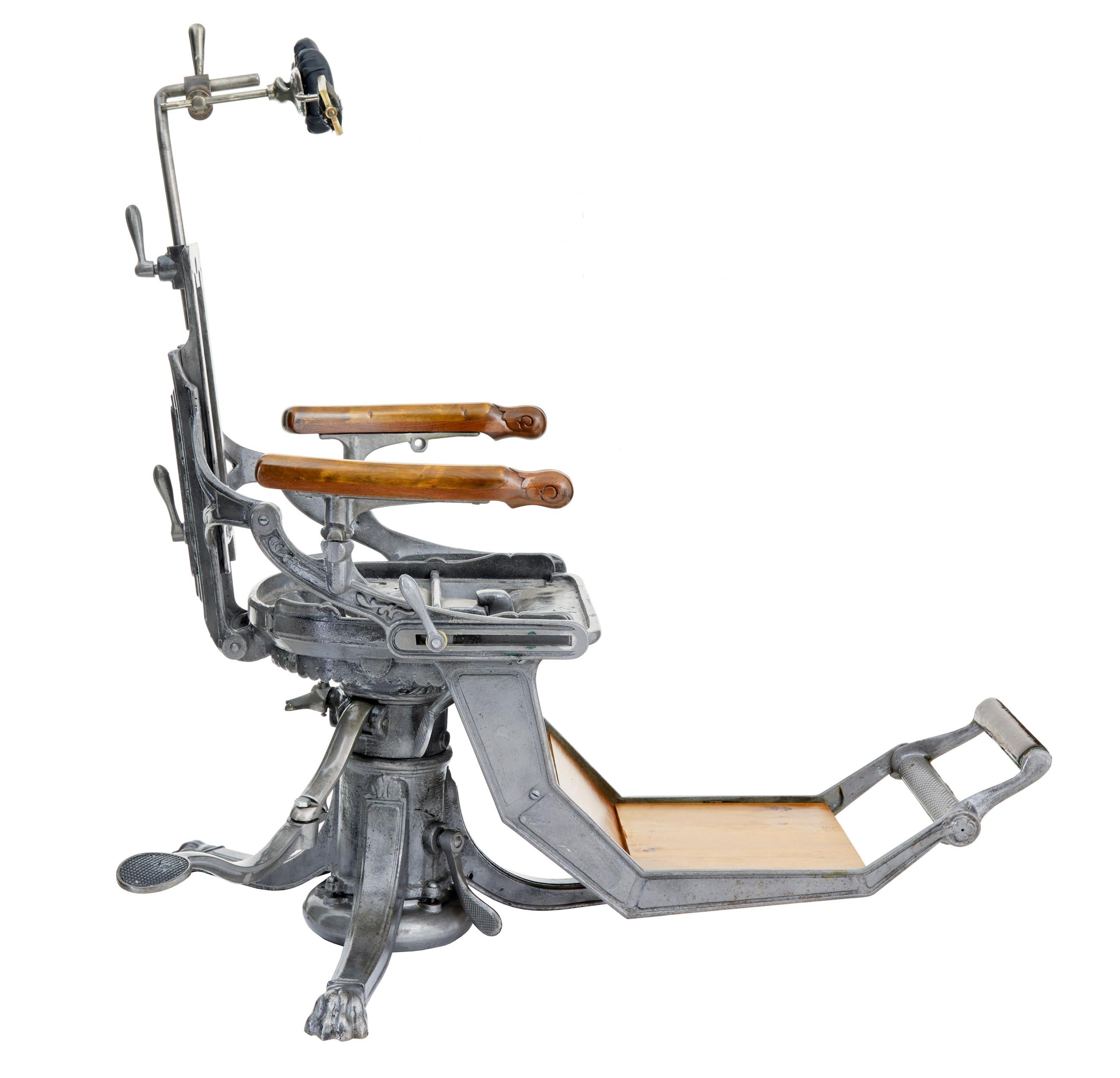 Sillón de dentista decorativo americano de hierro fundido del siglo XIX en venta 1