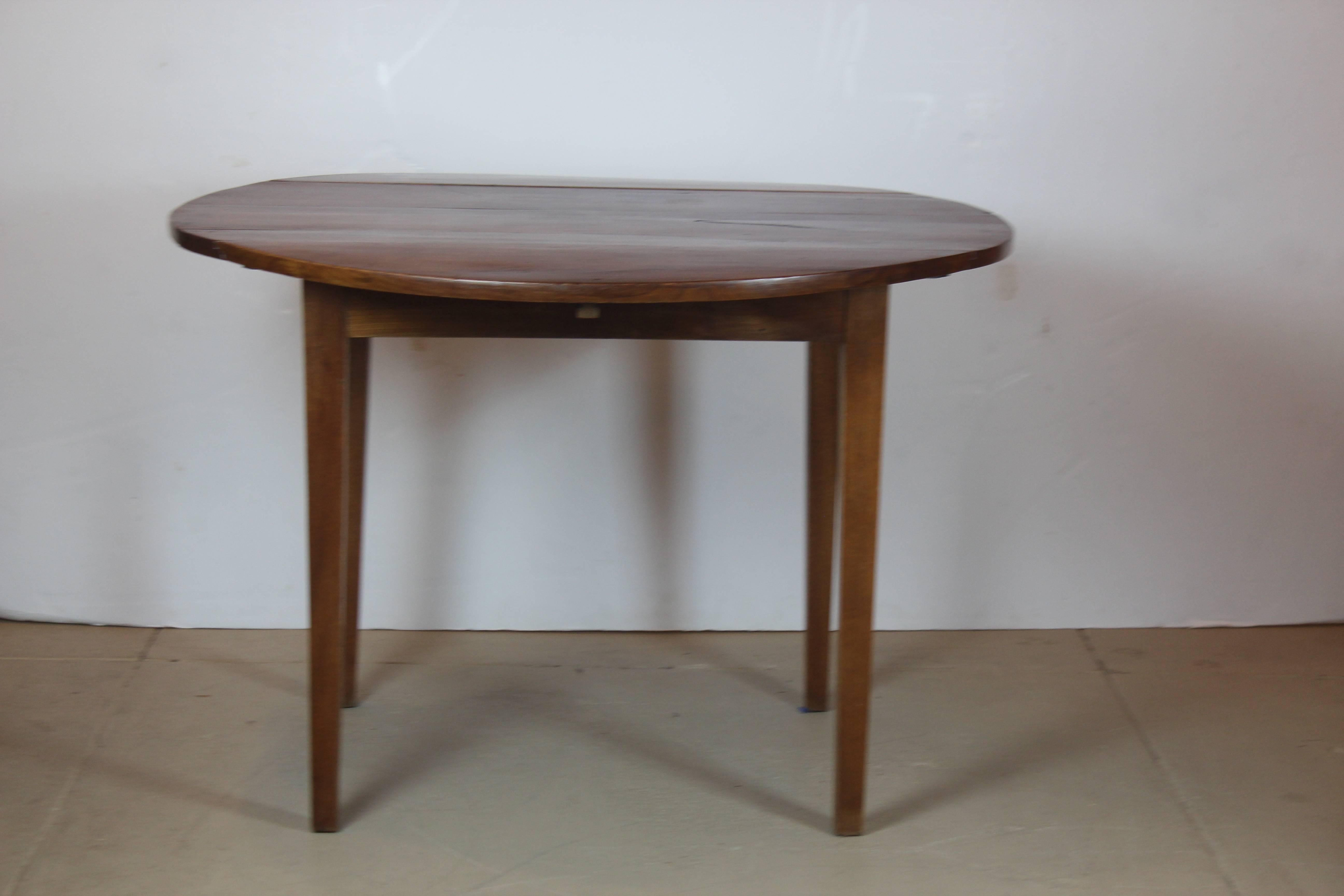 19th century round drop-leaf table. Measures: Opened 44