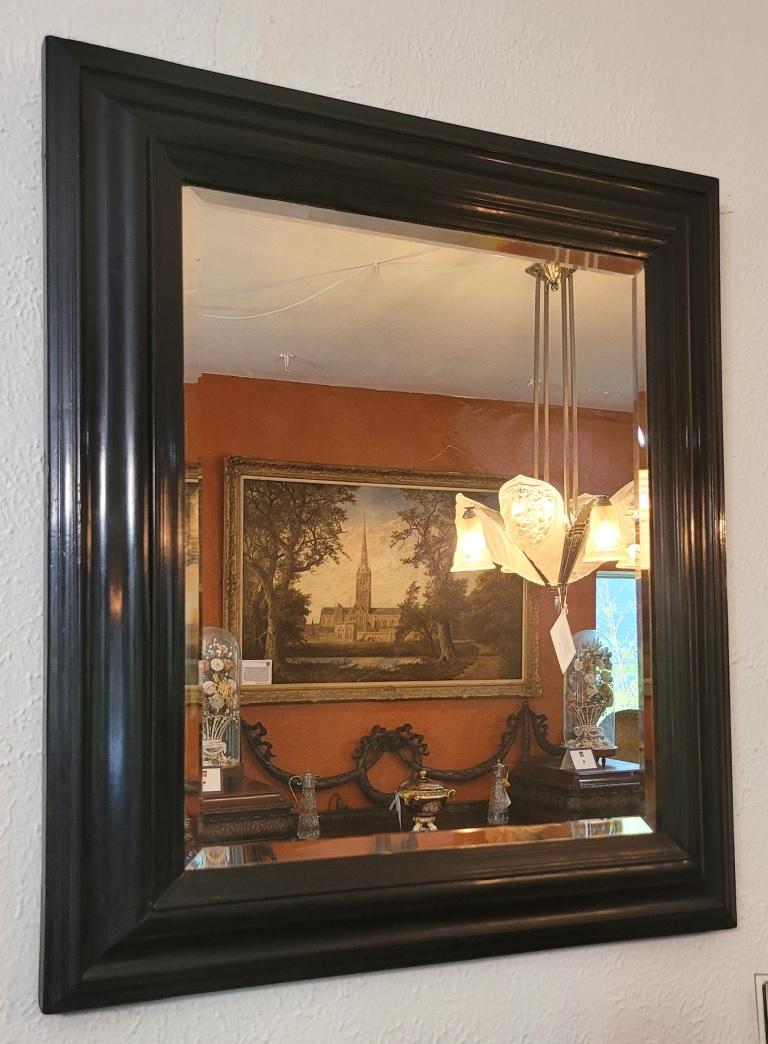 PRÄSENTIEREN SIE EINEN AUSSERGEWÖHNLICHEN amerikanischen Ebenholzspiegel mit abgeschrägtem Glas aus der Mitte bis zum Ende des 19.

Von ca. 1860 bis 1880.

Dieser schöne Spiegel ist aus einem tiefen/dicken Ebenholzfurnier auf einem massiven