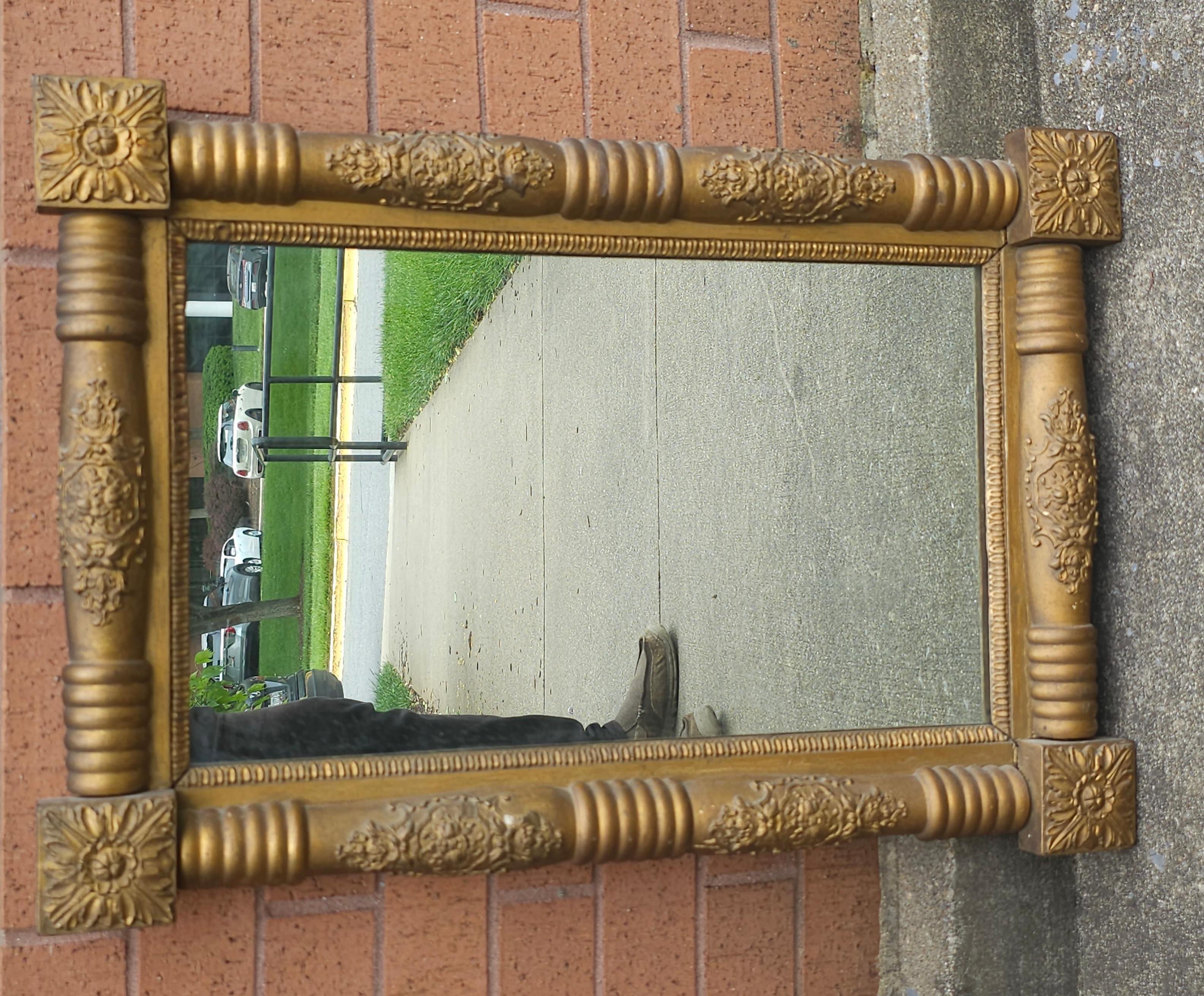 Miroir à cadre en bois doré de style Empire américain du 19ème siècle mesurant 29