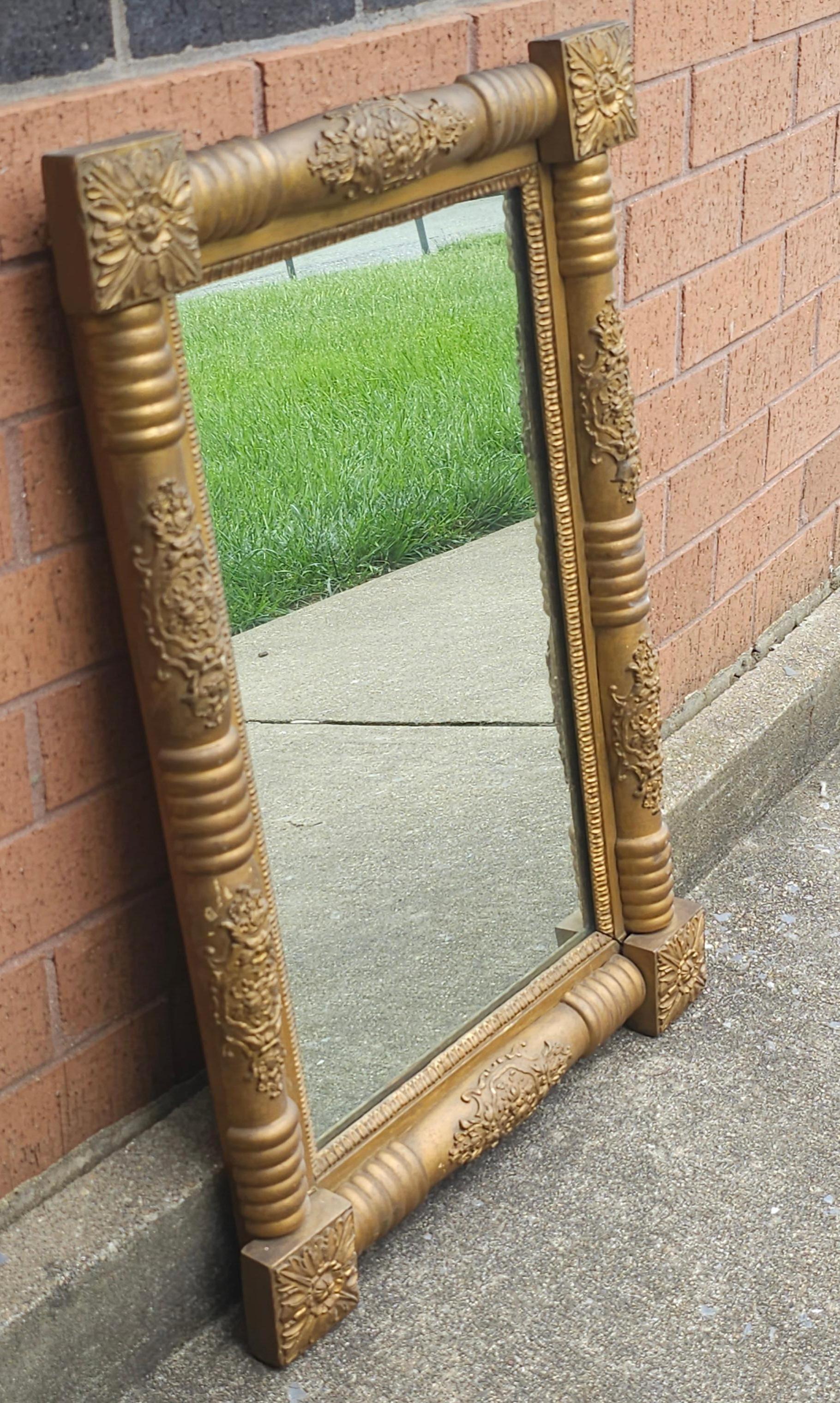 Américain Miroir à encadrement en bois doré de style Empire américain du 19e siècle en vente