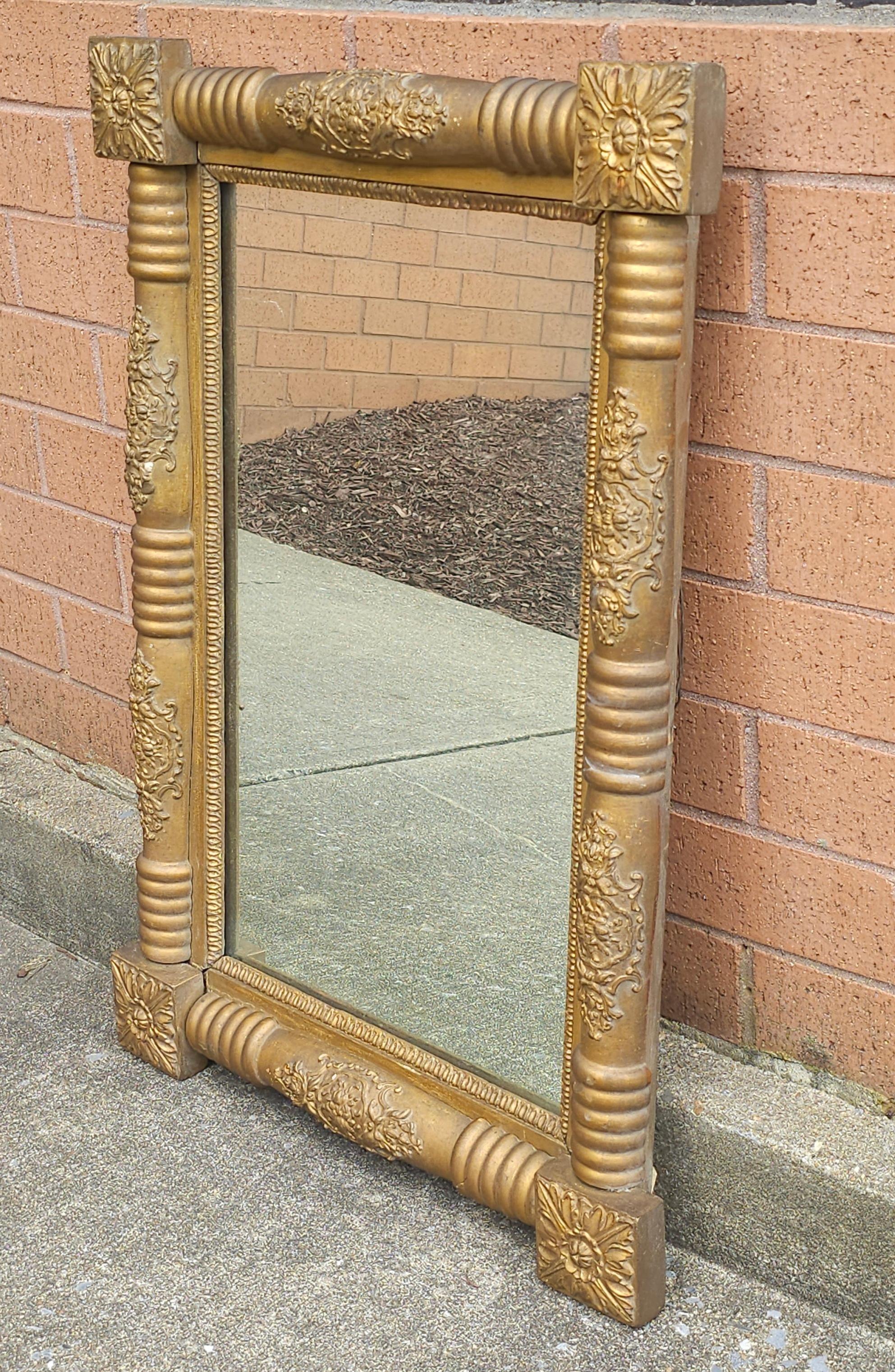Doré Miroir à encadrement en bois doré de style Empire américain du 19e siècle en vente