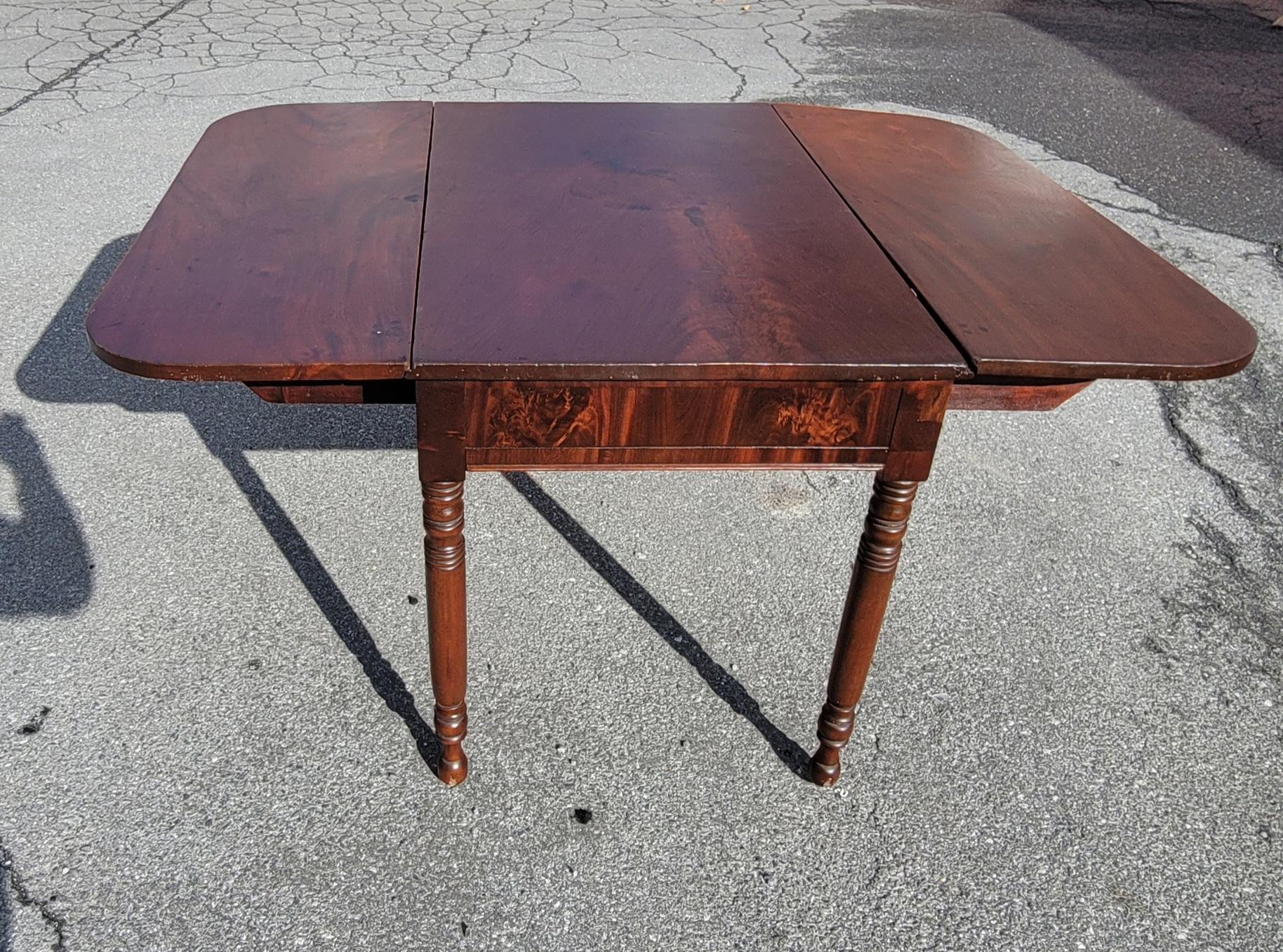 19th Century American Empire Federal Flame Mahogany Drop-Leaf Dining Table For Sale 9