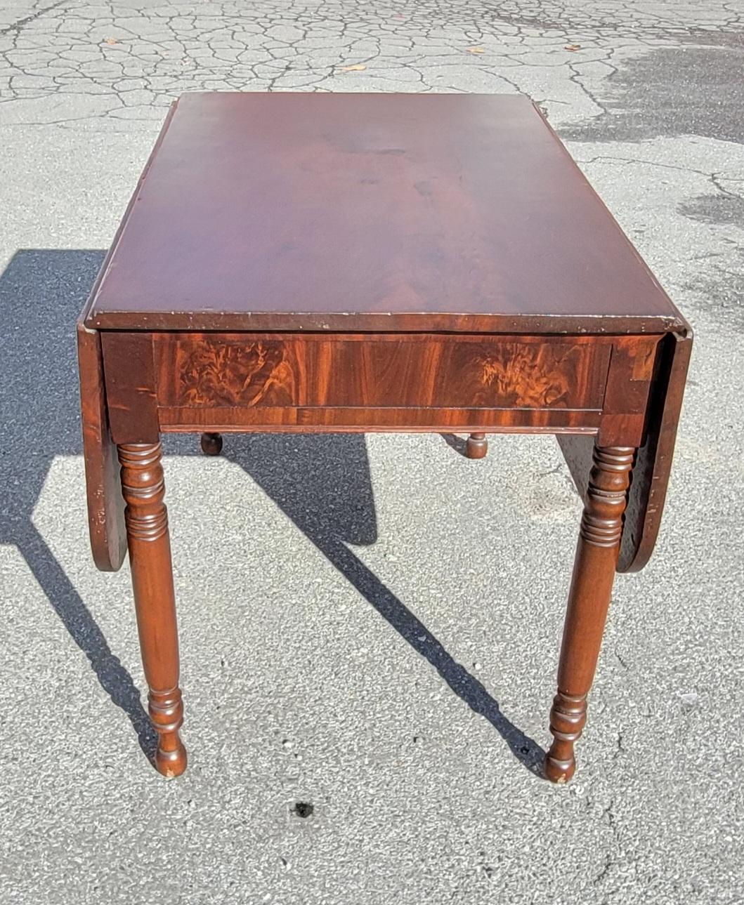 19th Century American Empire Federal Flame Mahogany Drop-Leaf Dining Table For Sale 10