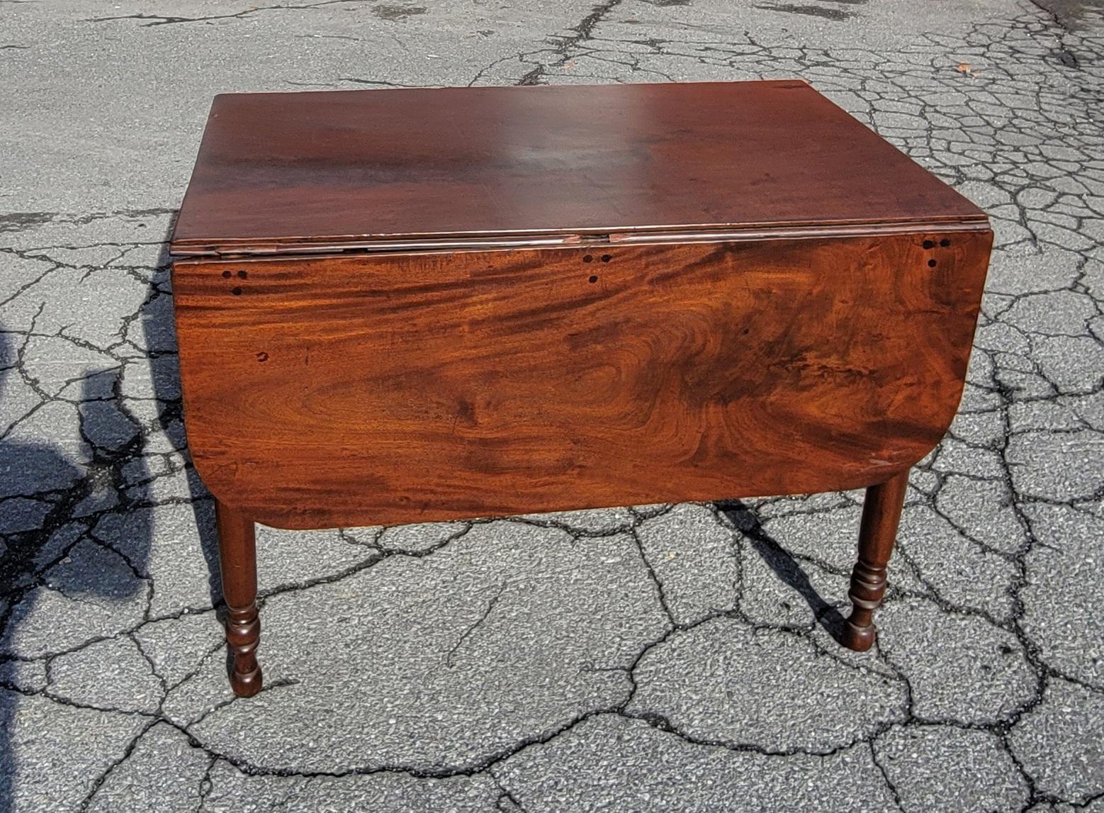 19th Century American Empire Federal Flame Mahogany Drop-Leaf Dining Table For Sale 11
