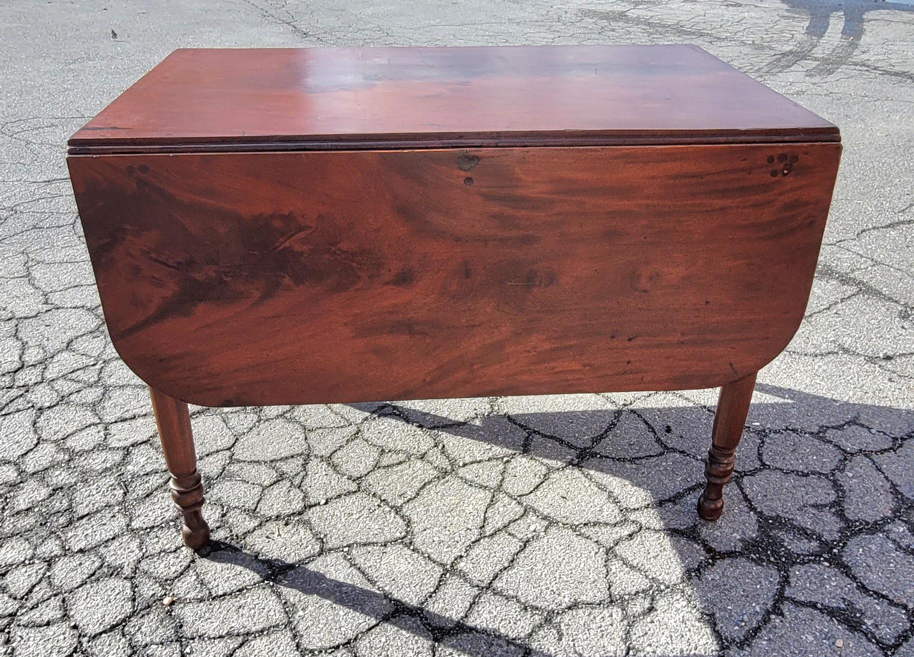 19th Century American Empire Federal Flame Mahogany Drop-Leaf Dining Table For Sale 12