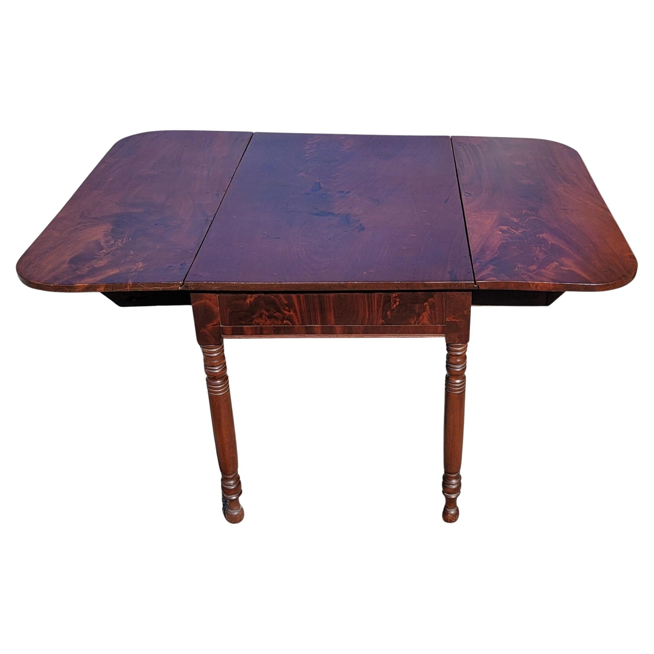19th Century American Empire Federal Flame Mahogany Drop-Leaf Dining Table For Sale 3