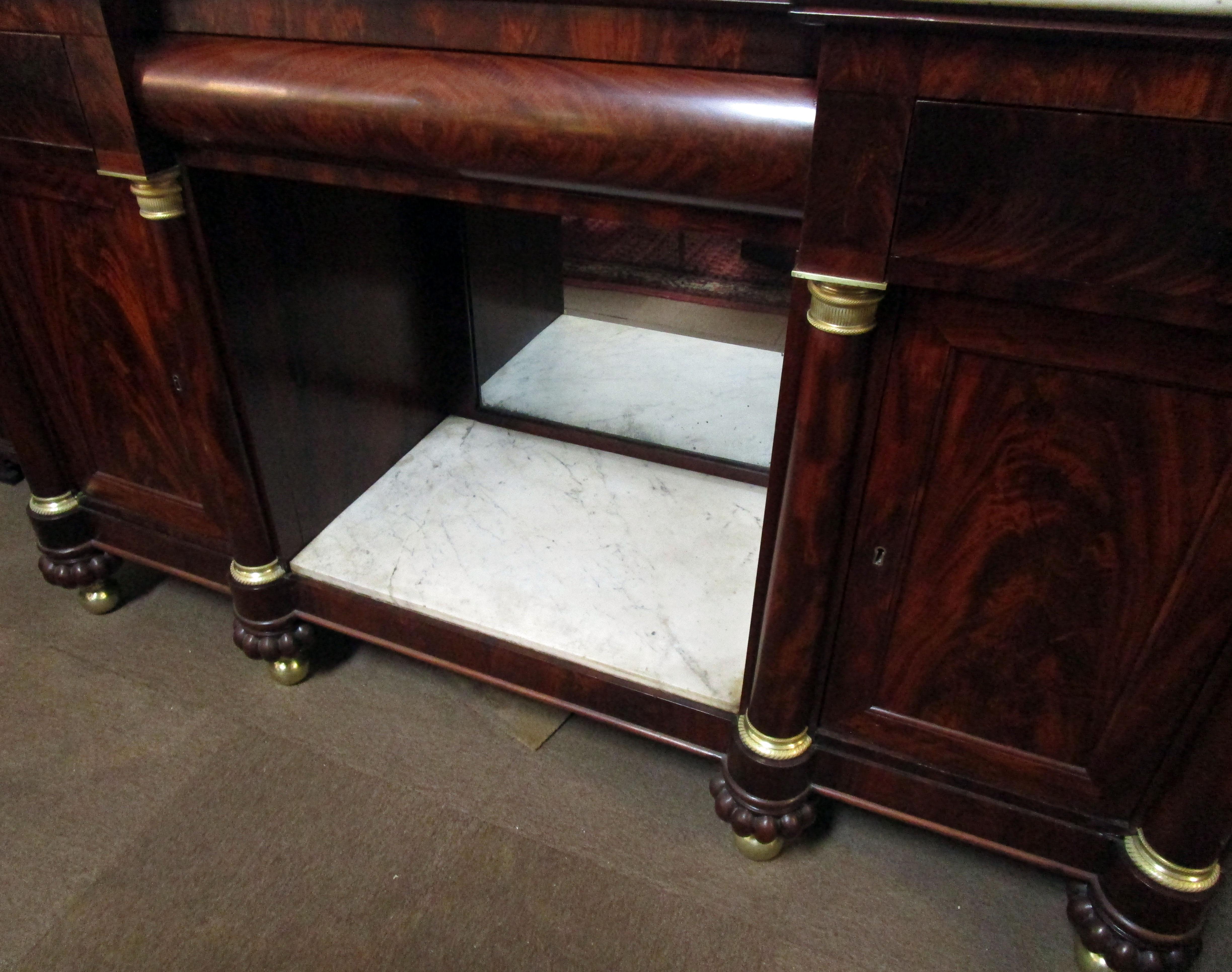 19. Jahrhundert American Empire Flame Mahagoni Sideboard Marmorplatte und Einsatz im Angebot 4