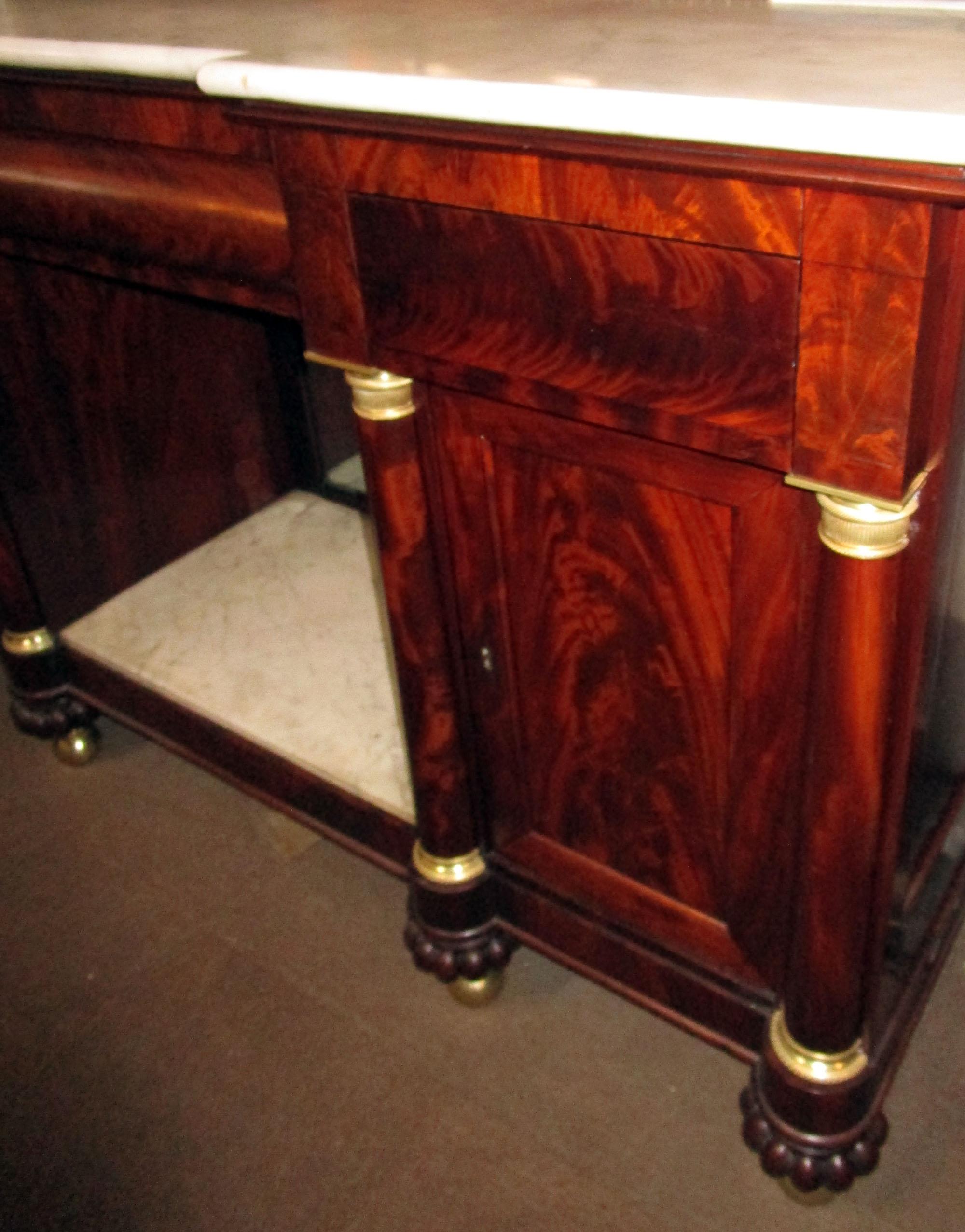 Américain Enfilade en acajou flamboyant style Empire américain du 19ème siècle avec dessus en marbre et insert en vente