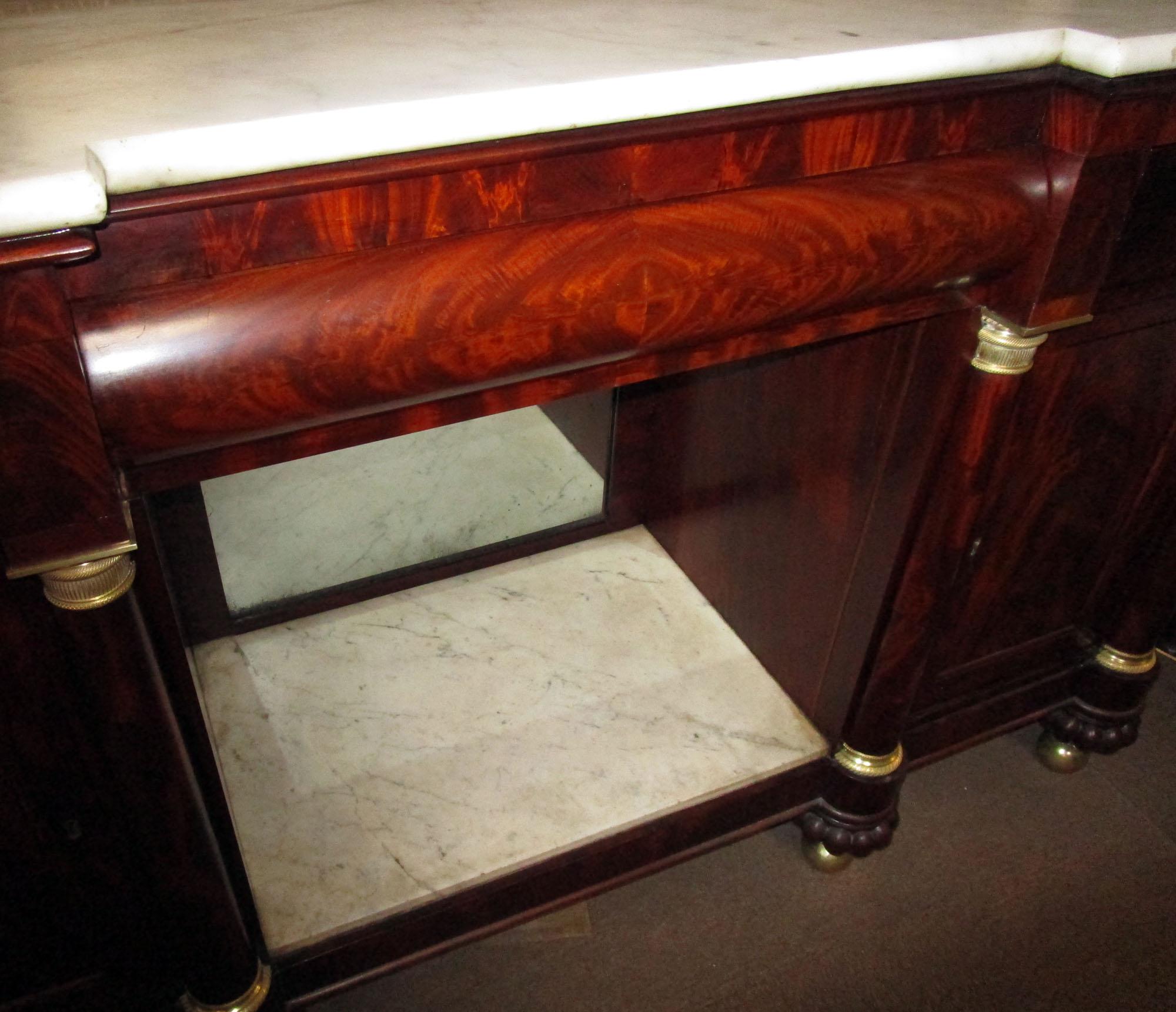 Enfilade en acajou flamboyant style Empire américain du 19ème siècle avec dessus en marbre et insert Bon état - En vente à Savannah, GA