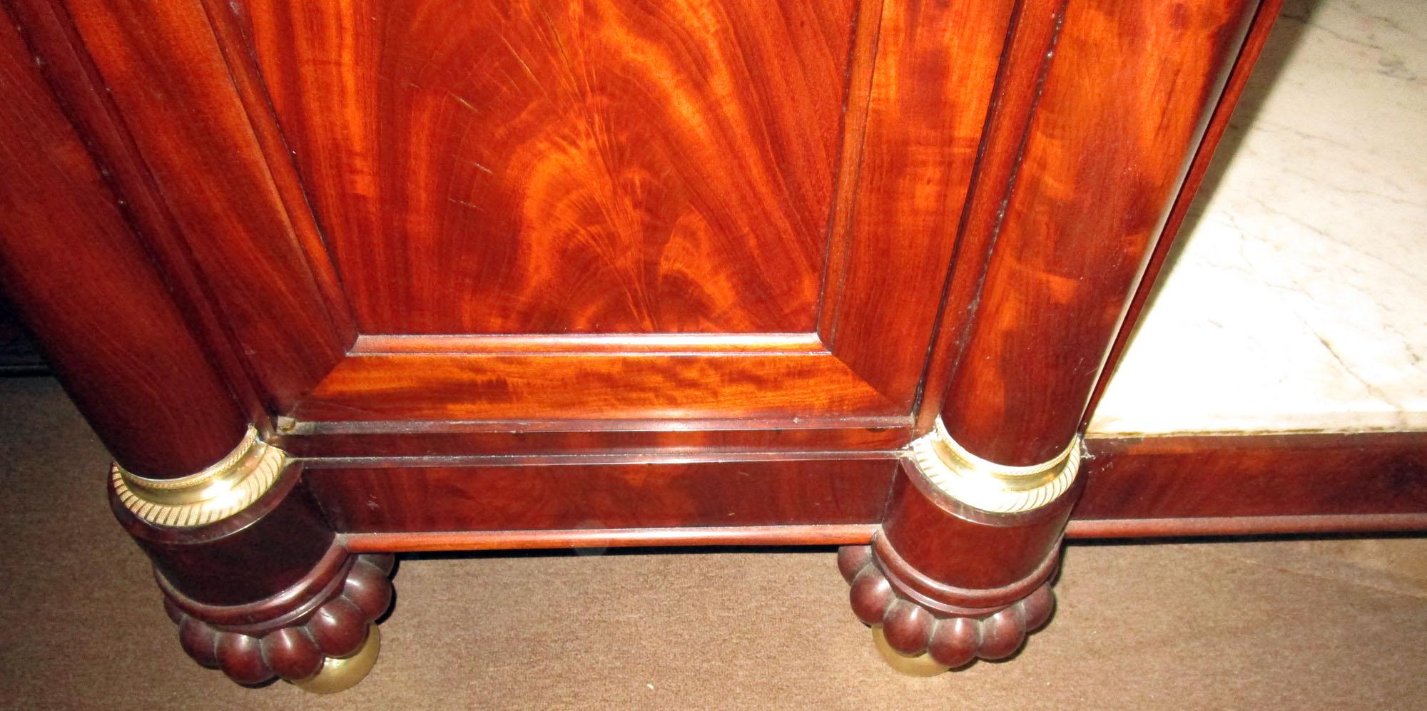 19. Jahrhundert American Empire Flame Mahagoni Sideboard Marmorplatte und Einsatz im Zustand „Gut“ im Angebot in Savannah, GA