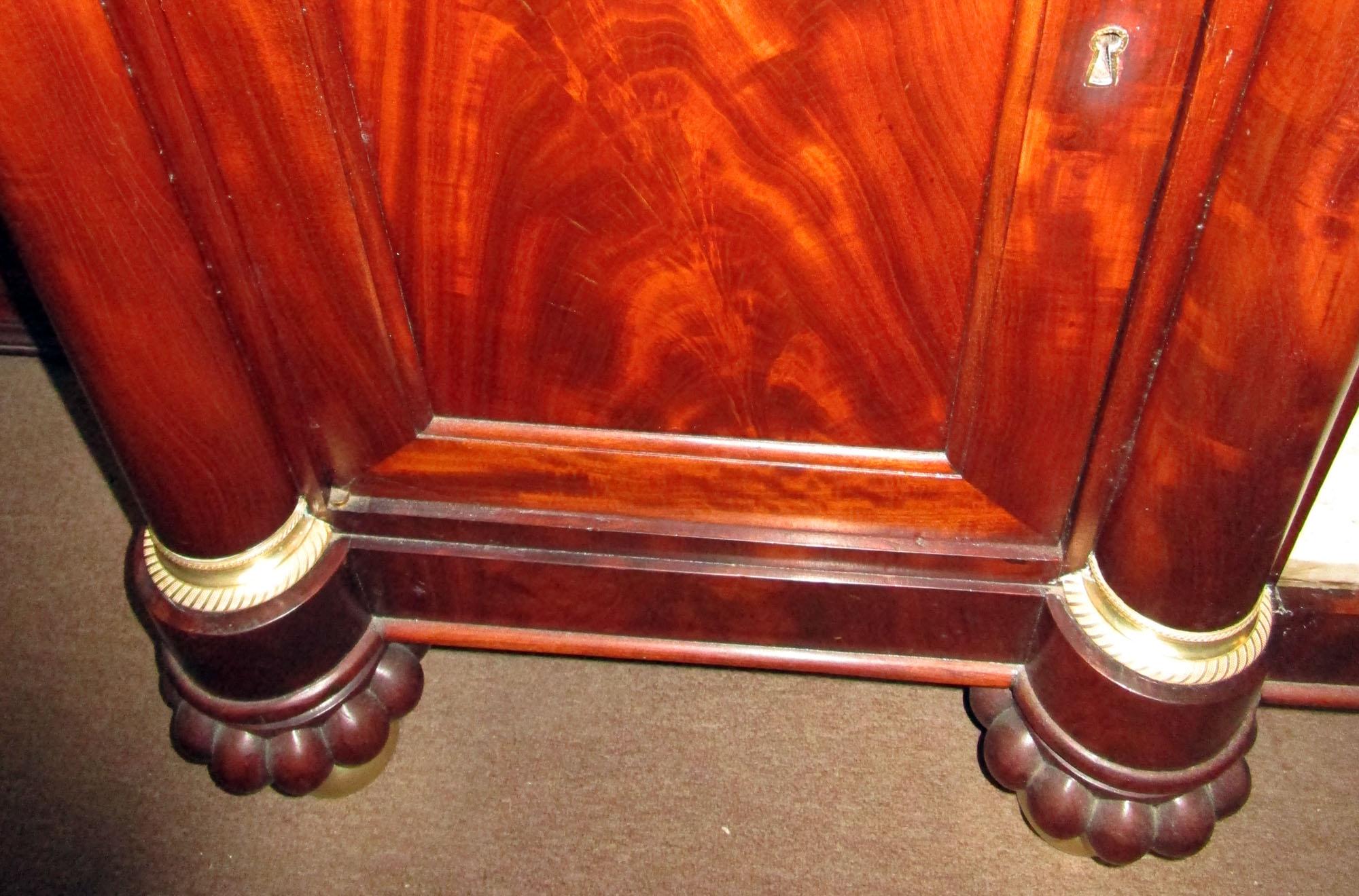 19. Jahrhundert American Empire Flame Mahagoni Sideboard Marmorplatte und Einsatz (Frühes 19. Jahrhundert) im Angebot