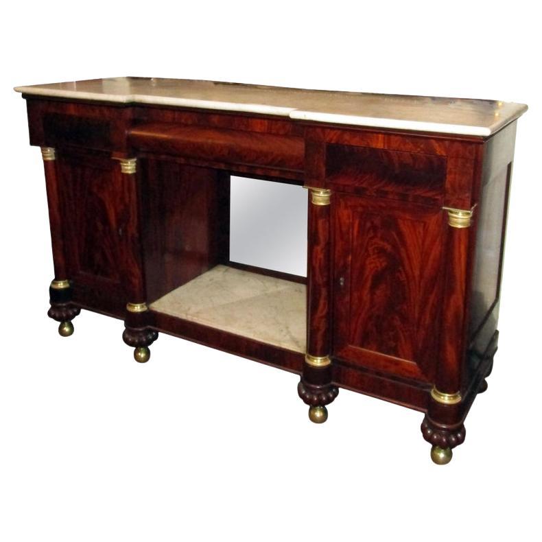 19. Jahrhundert American Empire Flame Mahagoni Sideboard Marmorplatte und Einsatz im Angebot