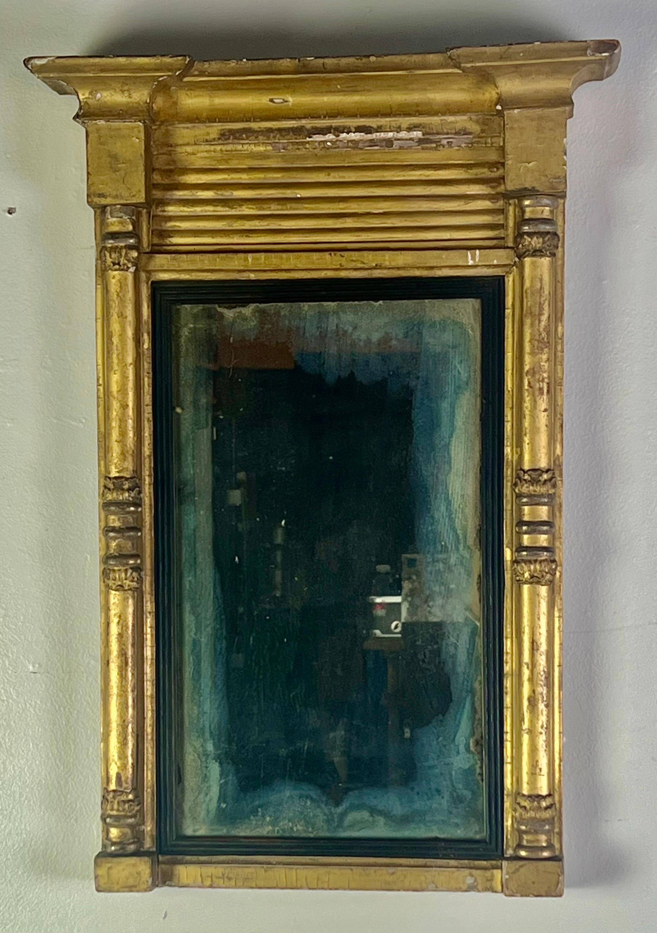 Amerikanischer Empire-Giltwood-Spiegel aus dem 19. Jahrhundert im Zustand „Starke Gebrauchsspuren“ im Angebot in Los Angeles, CA
