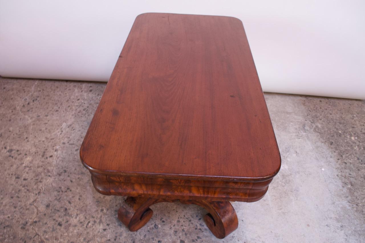 19th Century American Empire Mahogany Burl Parlor Table In Good Condition For Sale In Brooklyn, NY