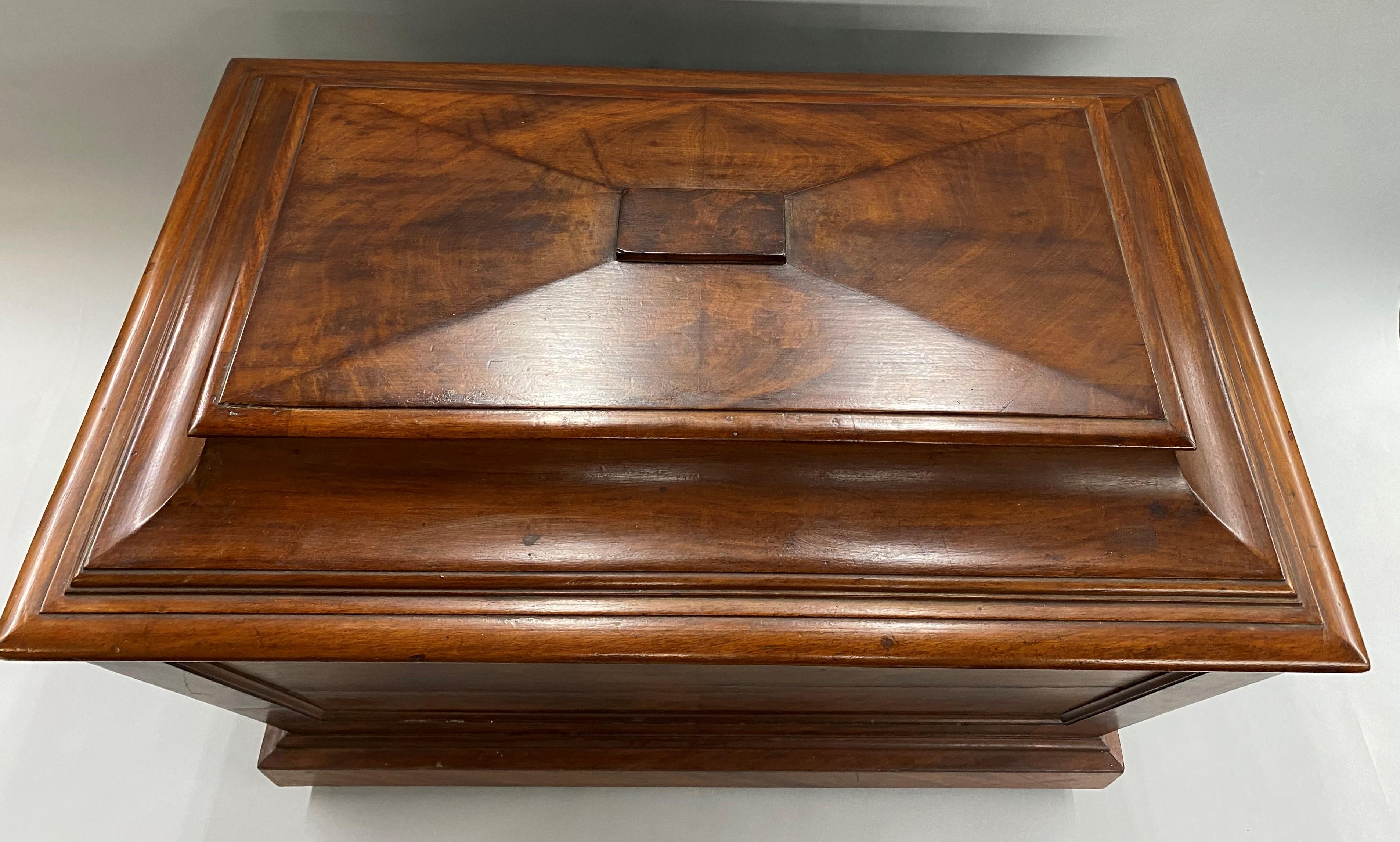 19th Century American Empire Mahogany Cellarette In Good Condition In Milford, NH