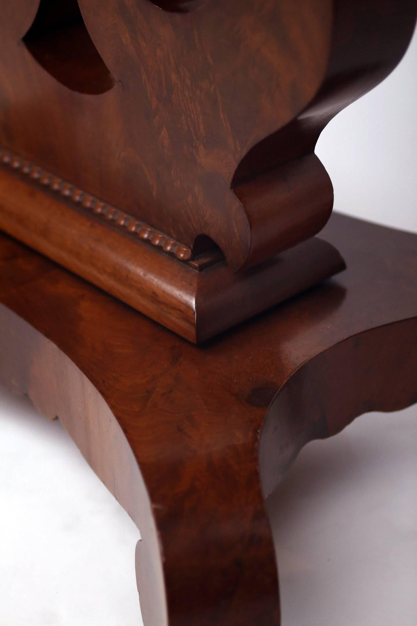 Milieu du XIXe siècle Table de jeu Empire américain du 19e siècle en acajou en vente