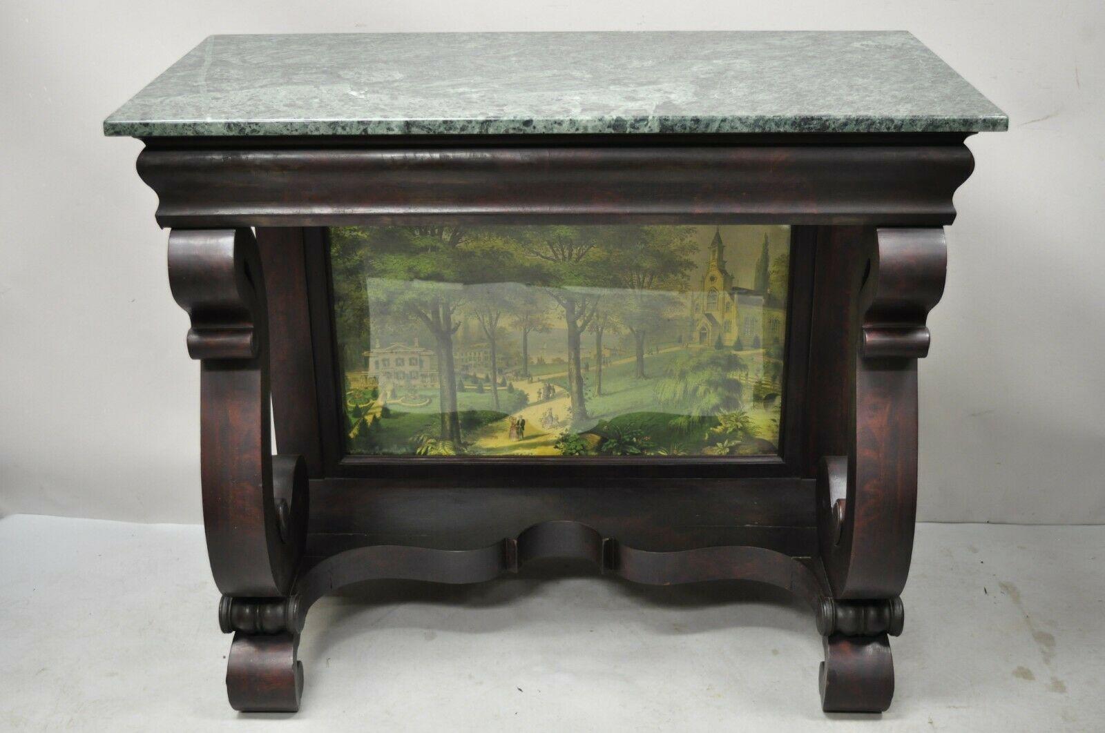 table console Empire américaine du 19e siècle en acajou avec plateau en marbre vert. L'article présente un plateau en marbre vert, des supports de colonne en serpentin, une scène d'impression d'art en verre, un beau grain de bois, un très bel