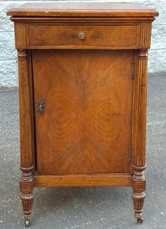 Comodino a rotelle in mogano impero americano del XIX secolo con piano in vetro