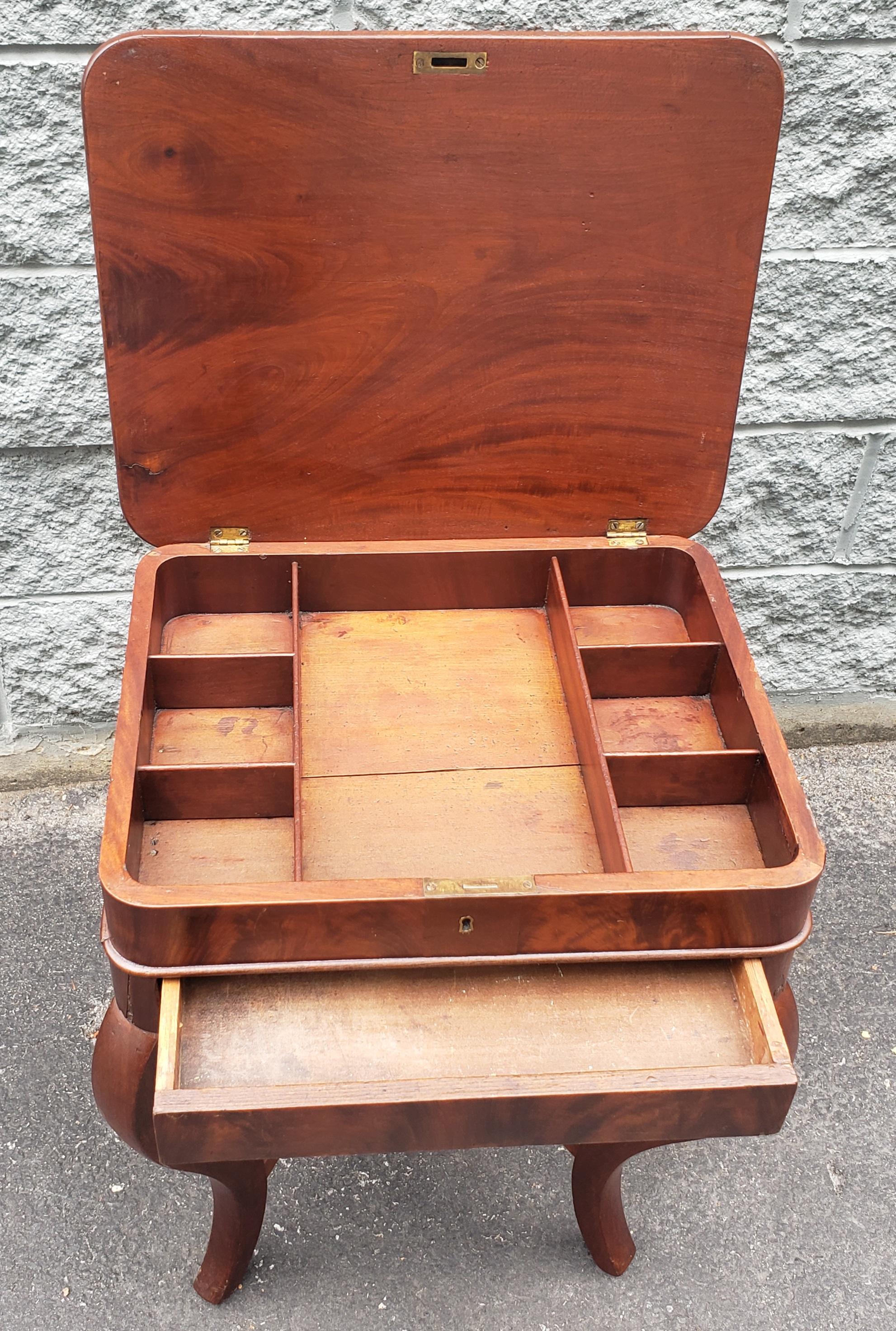 19th Century American Empire One-Drawer Flame Mahogany Sewing or Work Table In Good Condition For Sale In Germantown, MD