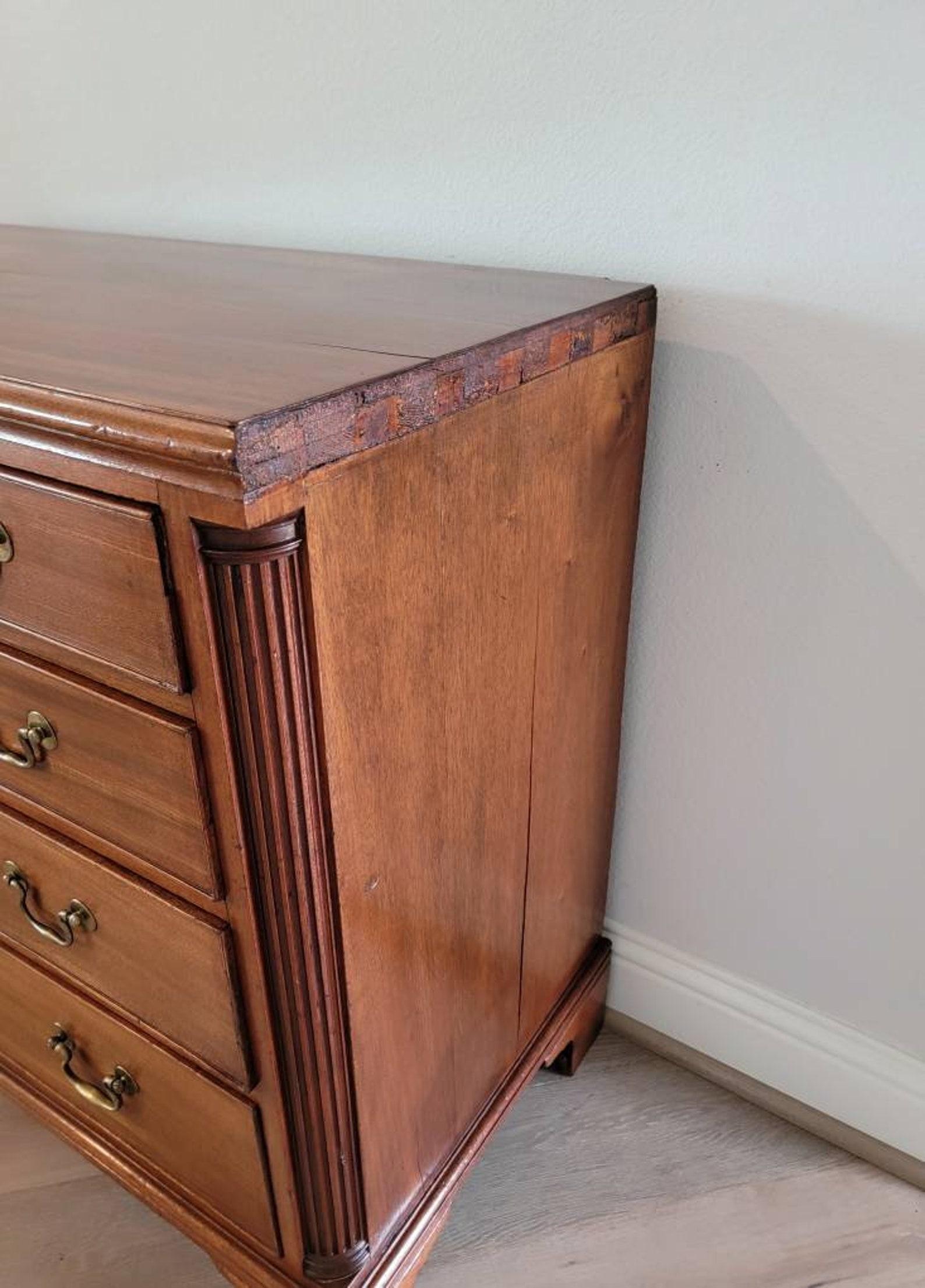 19th Century American Federal Bachelor's Chest of Drawers For Sale 5