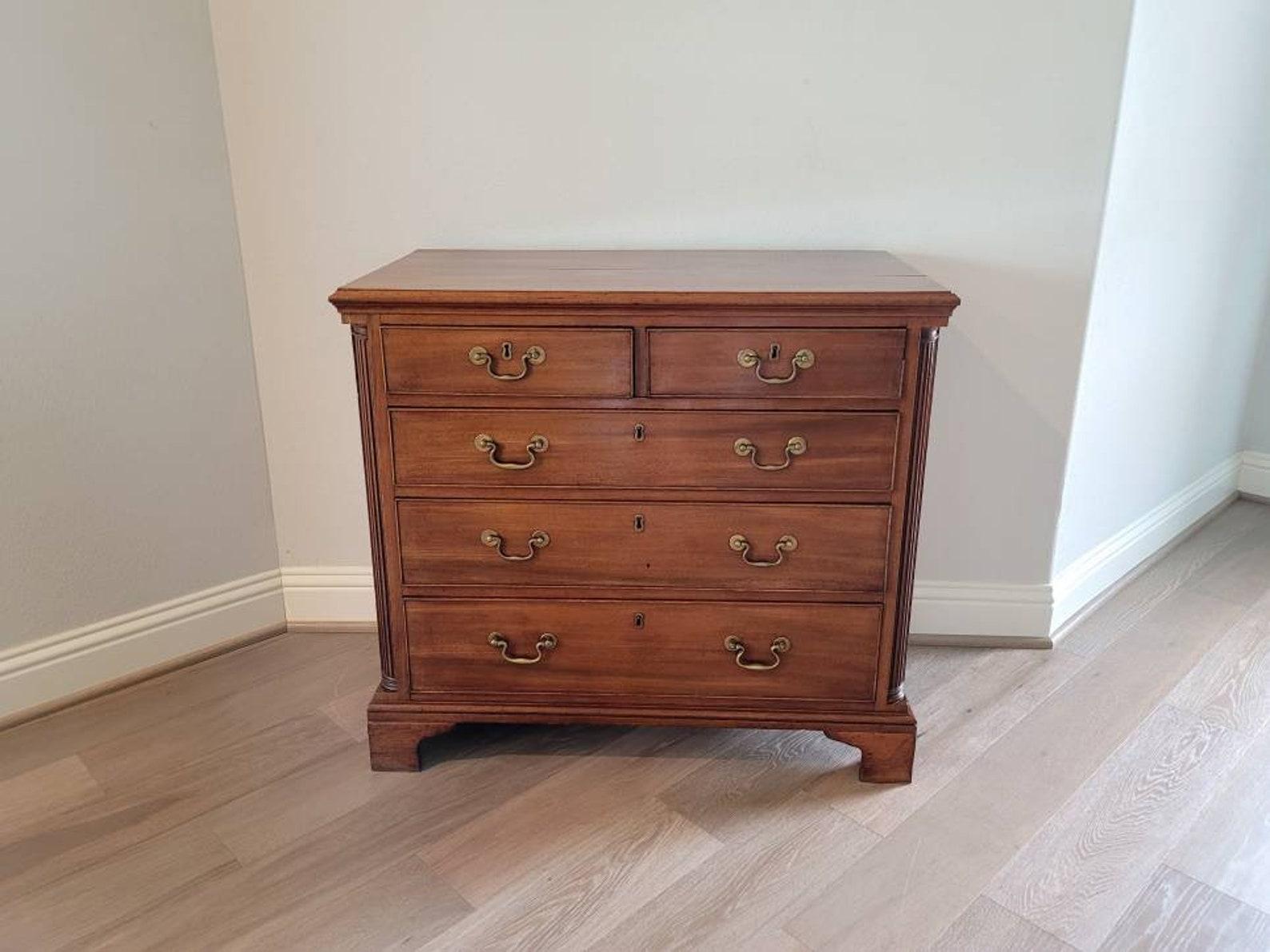An exceptional quality American Federal Style Bachelor's chest of five drawers from the first half of the 19th century.

Finely hand-crafted of warm rich solid mahogany, having a rectangular top with applied molded edge, loss to one piece of trim