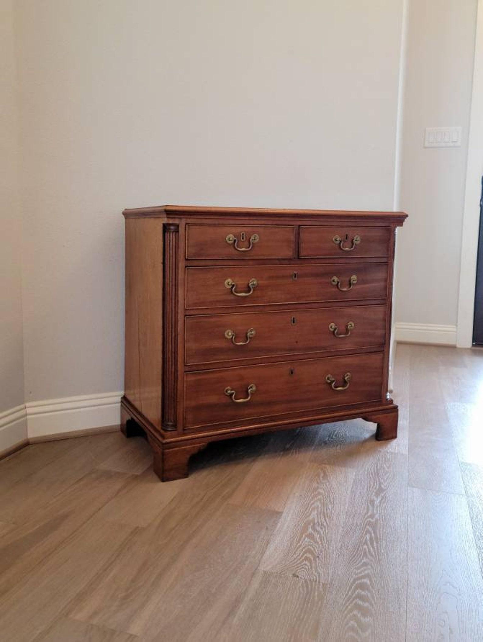 Hand-Crafted 19th Century American Federal Bachelor's Chest of Drawers For Sale