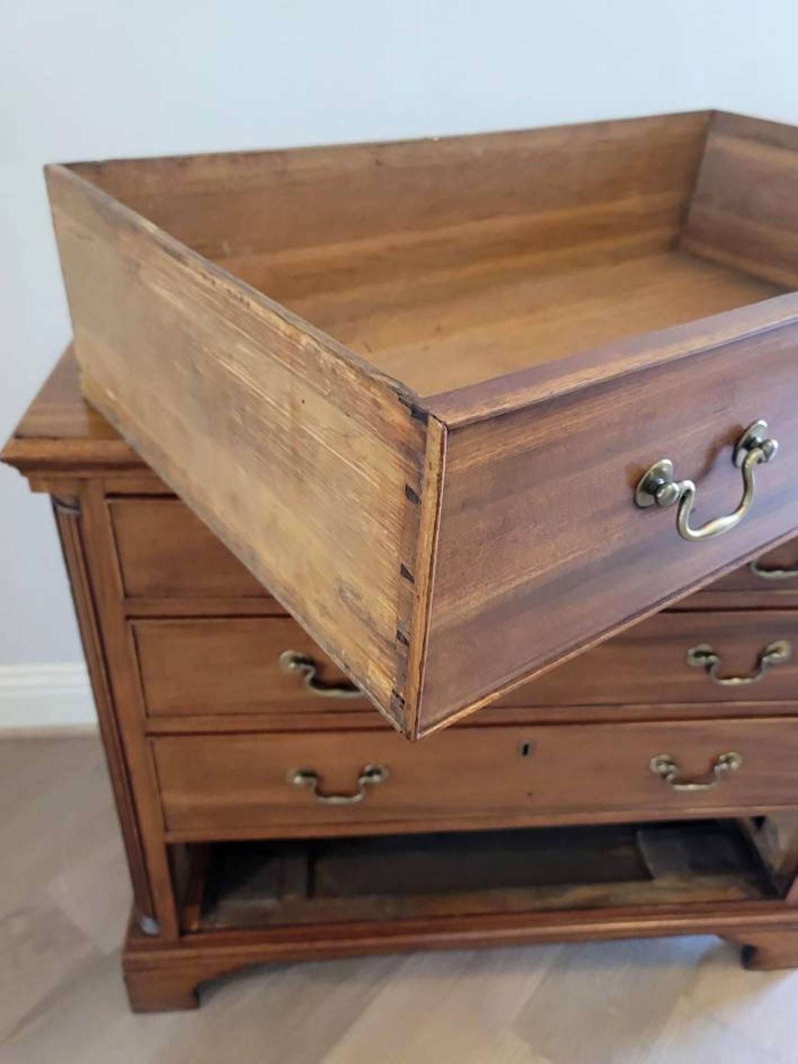 19th Century American Federal Bachelor's Chest of Drawers 1