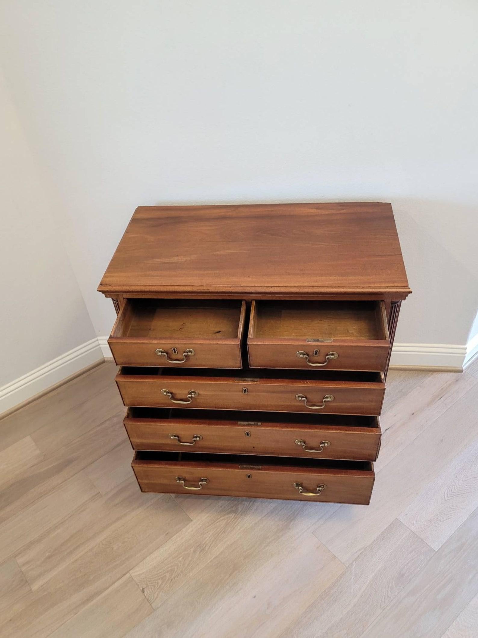 19th Century American Federal Bachelor's Chest of Drawers For Sale 2