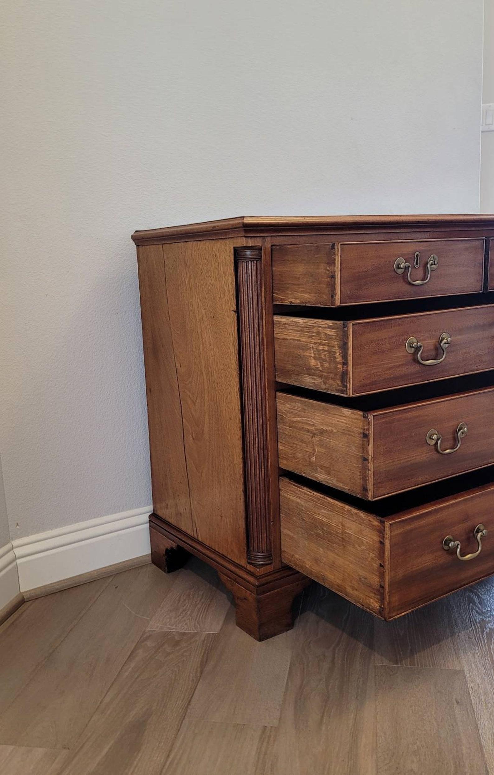 19th Century American Federal Bachelor's Chest of Drawers For Sale 3