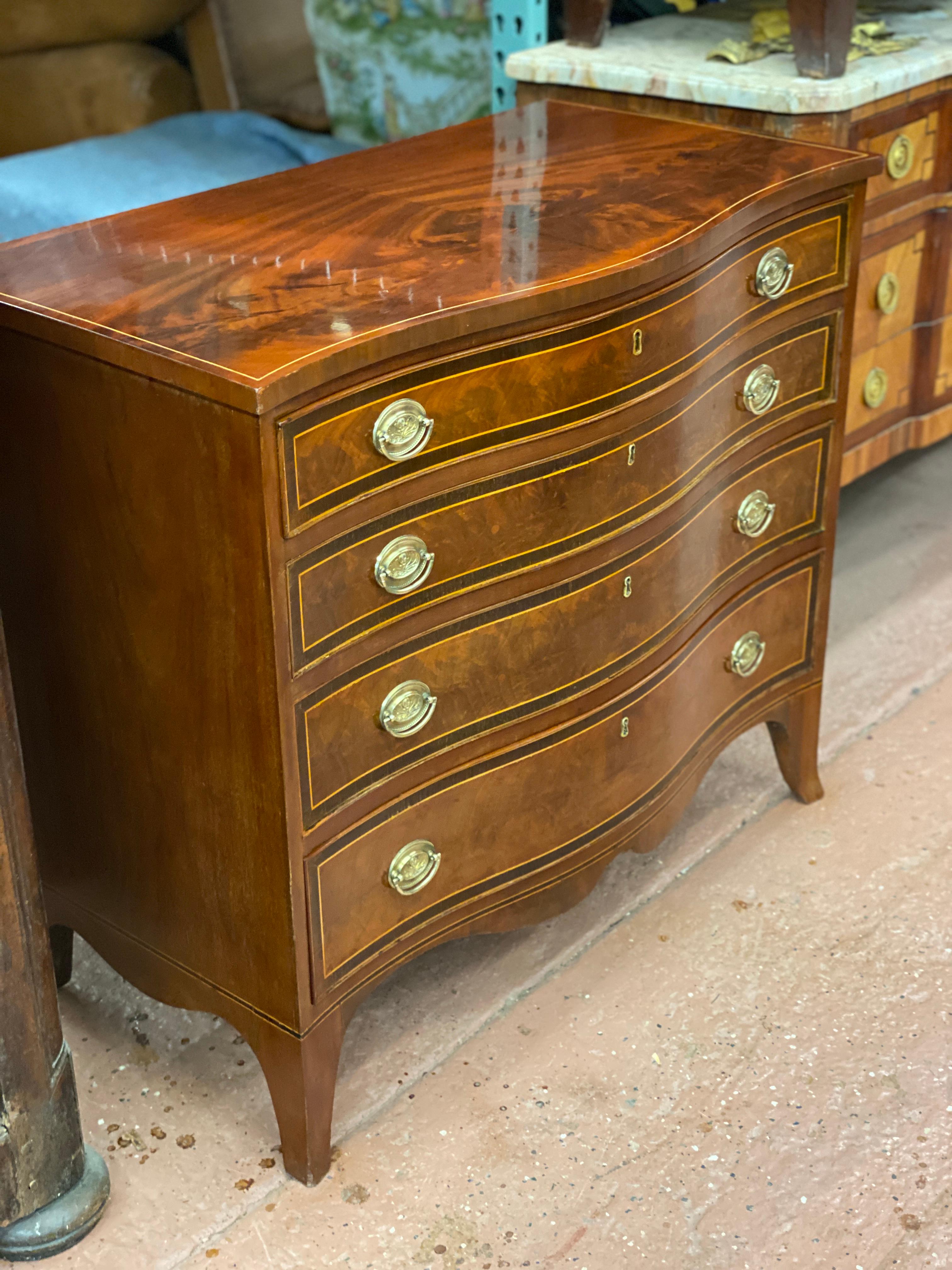 Inlay 19th Century American Federal Serpentine Mahogany Chest of Drawers 