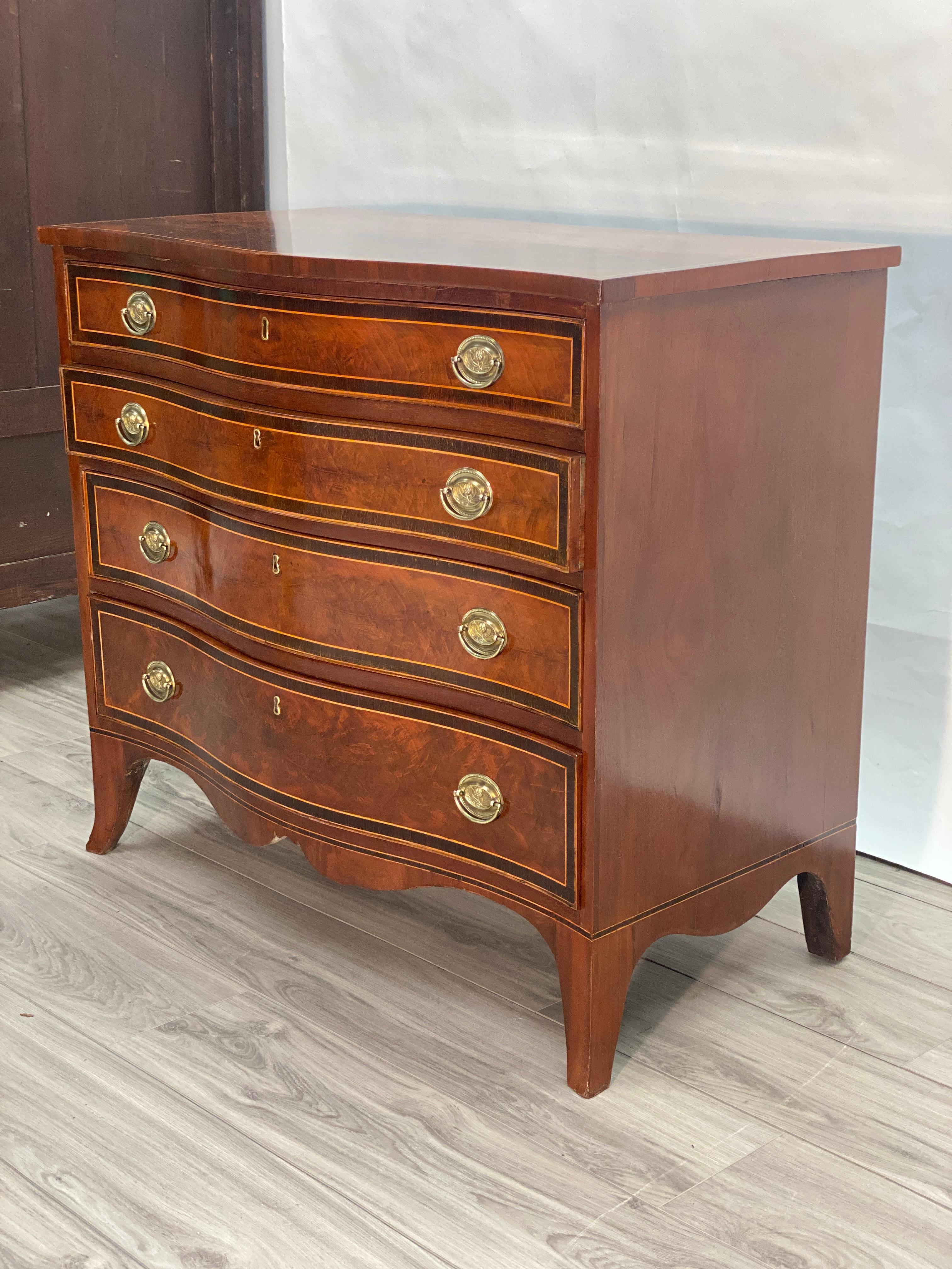 19th Century American Federal Serpentine Mahogany Chest of Drawers  In Good Condition In Nashville, TN