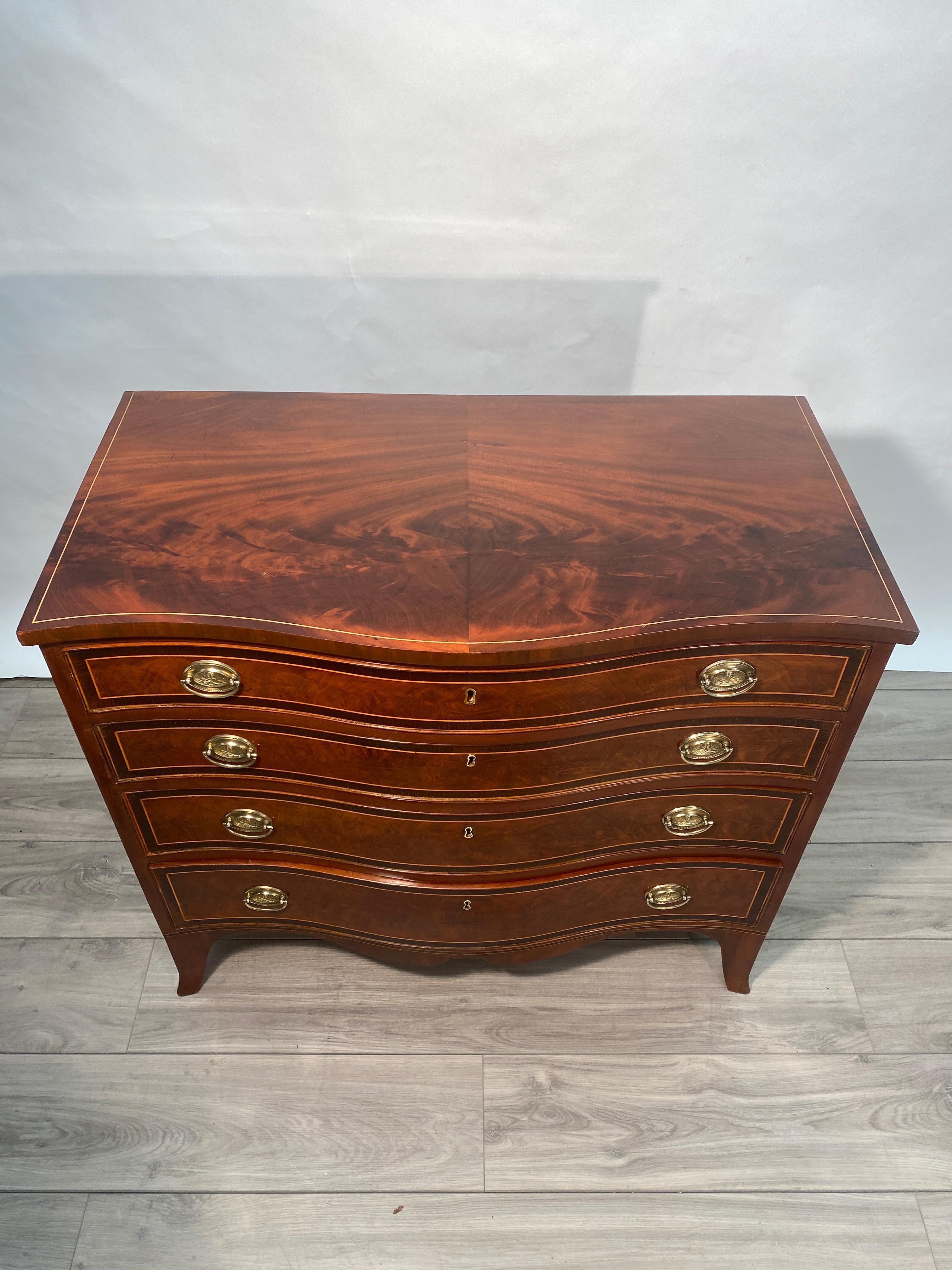 19th Century American Federal Serpentine Mahogany Chest of Drawers  3