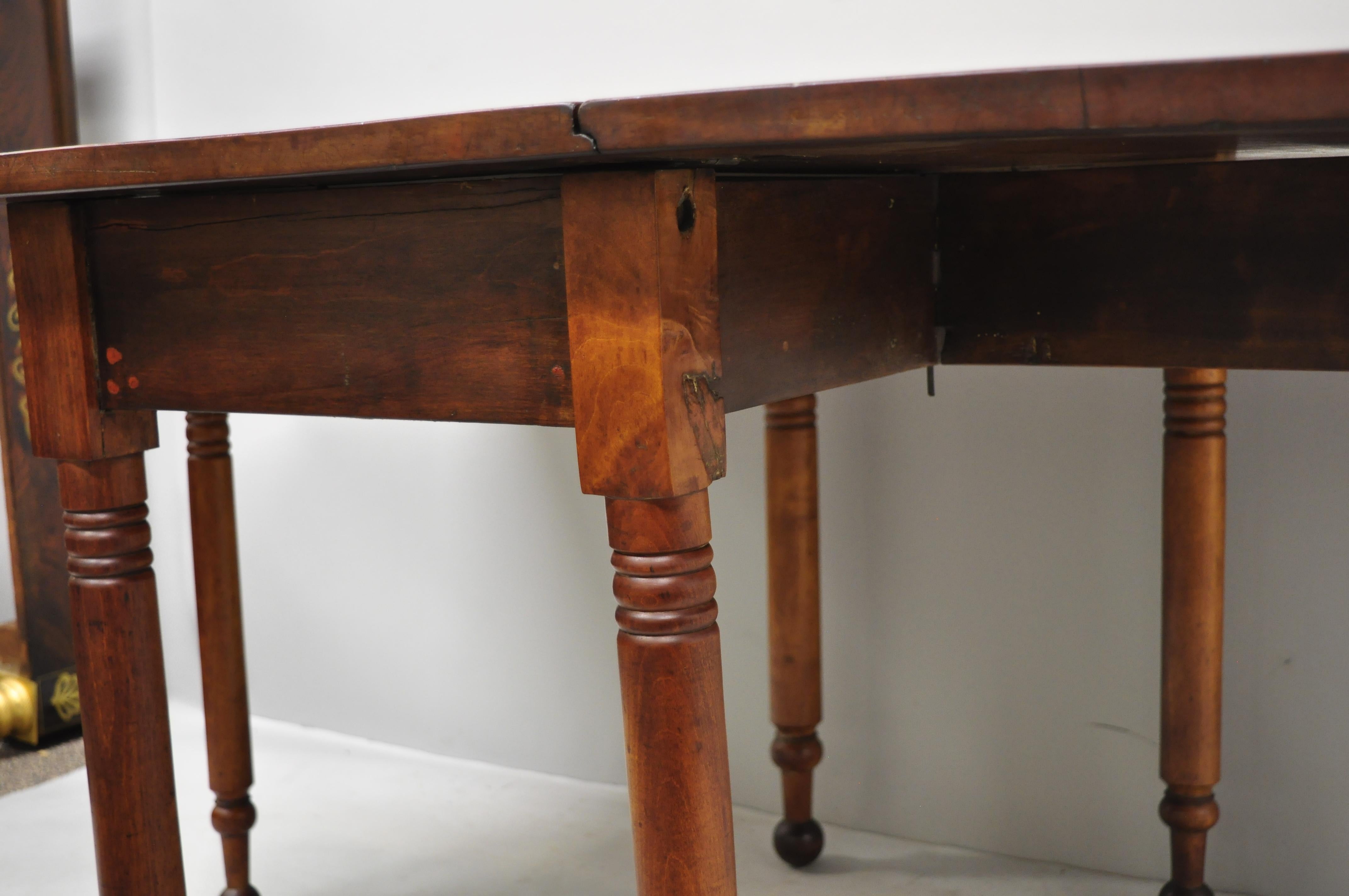 19th Century American Federal Walnut Drop-Leaf Dining Breakfast Table 4