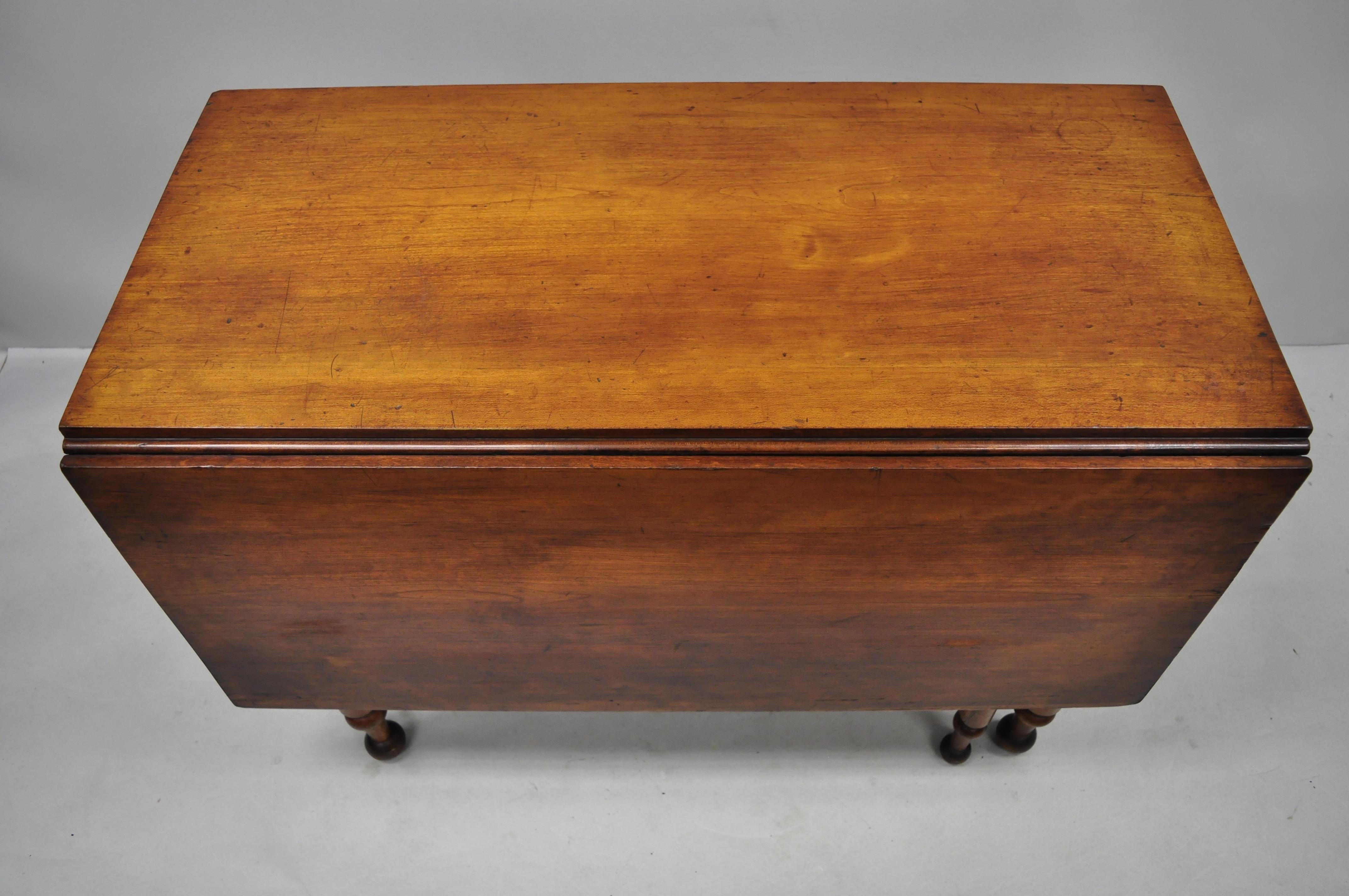 19th Century American Federal Walnut Drop-Leaf Dining Breakfast Table 6