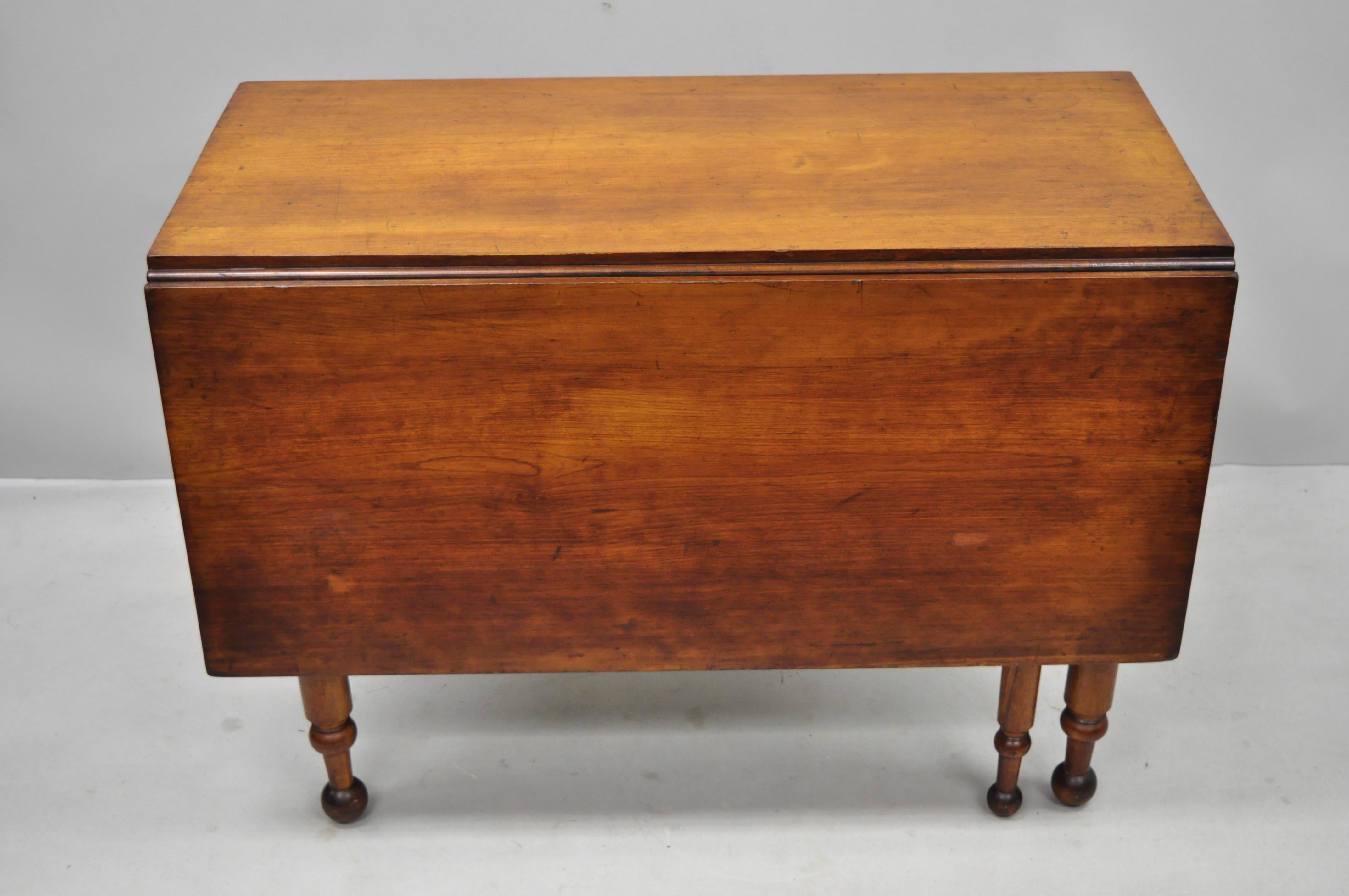 19th century American Federal walnut drop-leaf dining breakfast table. Item features turn carved legs, solid wood construction, beautiful wood grain, very nice antique item, quality American craftsmanship, original owners had table professionally