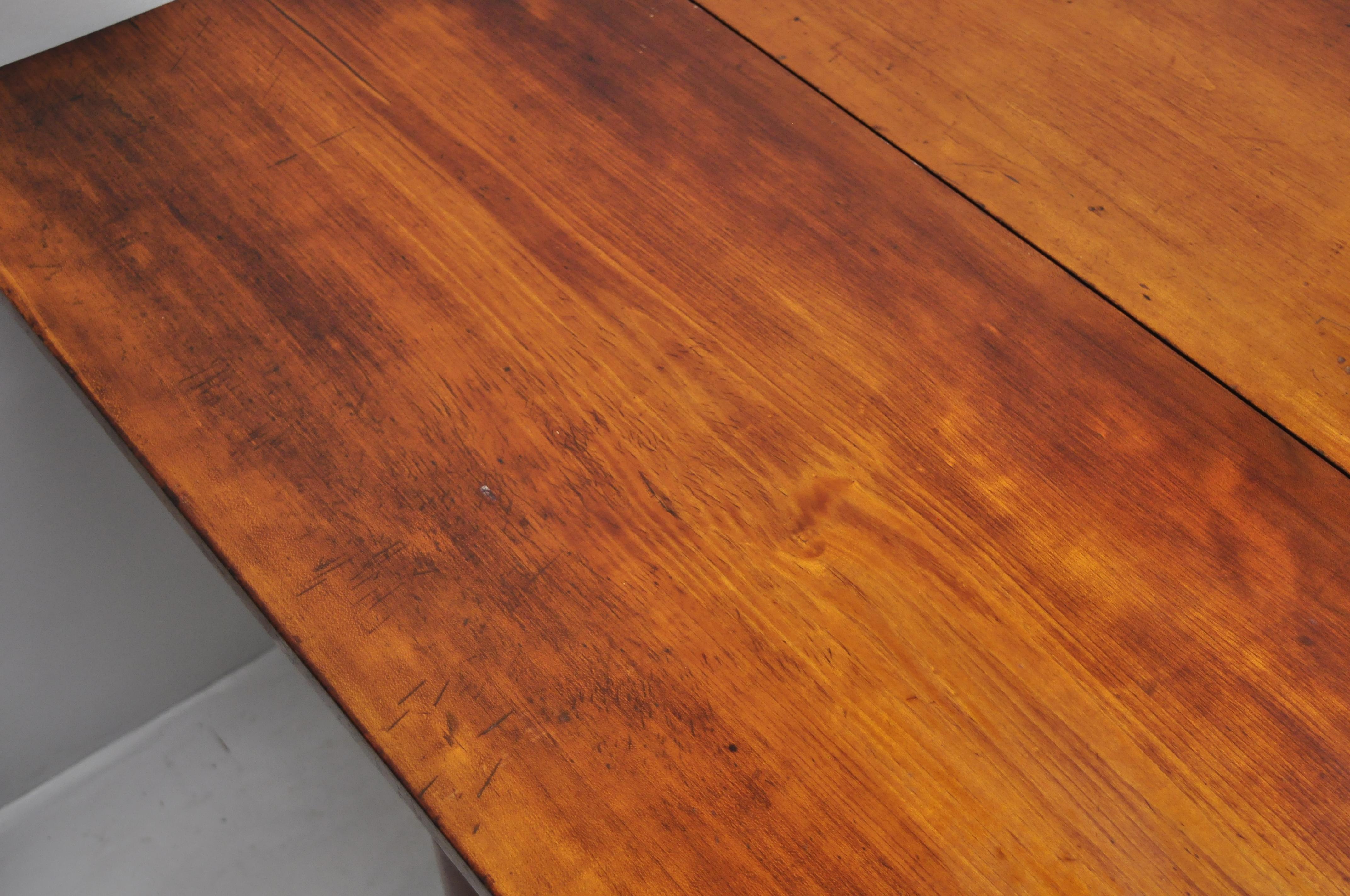 19th Century American Federal Walnut Drop-Leaf Dining Breakfast Table In Good Condition In Philadelphia, PA
