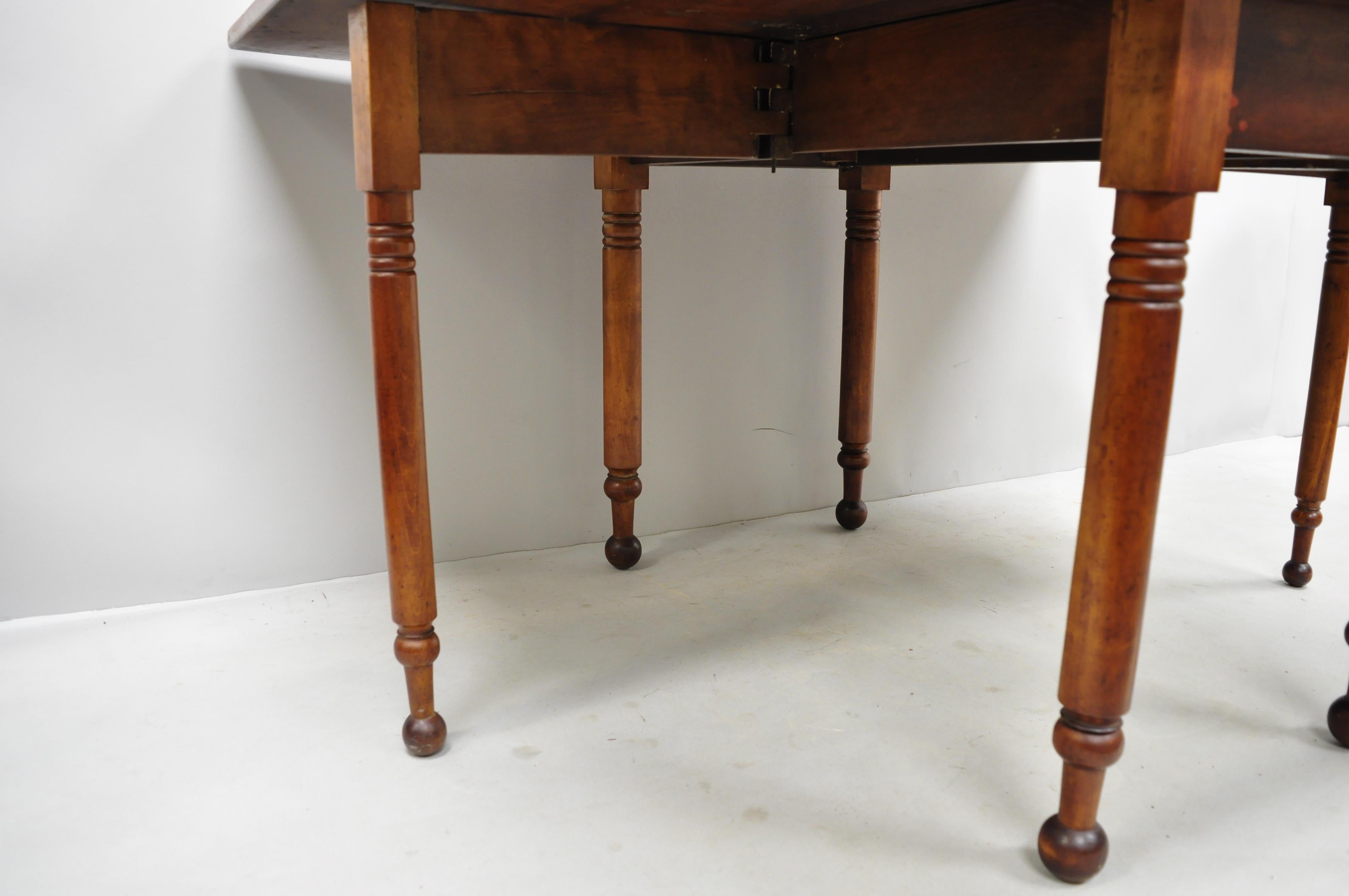 19th Century American Federal Walnut Drop-Leaf Dining Breakfast Table 2