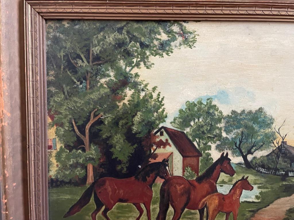 Une peinture à l'huile du 19ème siècle sur carton d'artiste représentant quatre chevaux dans un cadre bucolique au bord d'une rivière. Le style primitif et la perspective naïve donnent à cette pièce d'Americana un véritable charme. Dans le cadre