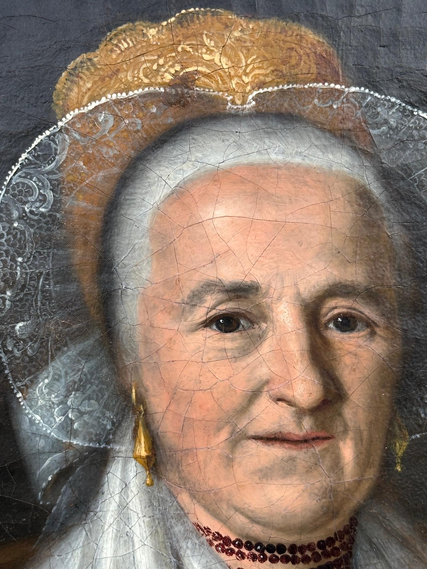 Artista sconosciuto (Scuola americana, XIX secolo)
Ritratto di una signora in blu, 1835-1850 ca.
Olio su tela

Questo ritratto dall'eleganza pacata cattura una donna matura dallo sguardo sereno e dignitoso, con le mani delicatamente strette in una