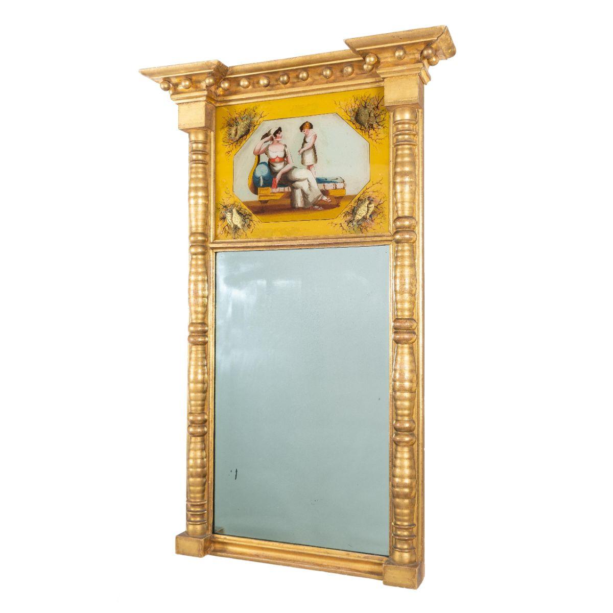 Miroir tabernacle américain Sheraton en gesso doré avec panneau de verre supérieur églomisé au-dessus d'un miroir à amalgame de mercure. Les colonnes tournées soutiennent un entablement et une corniche qui est équipée de pendentifs à boules.