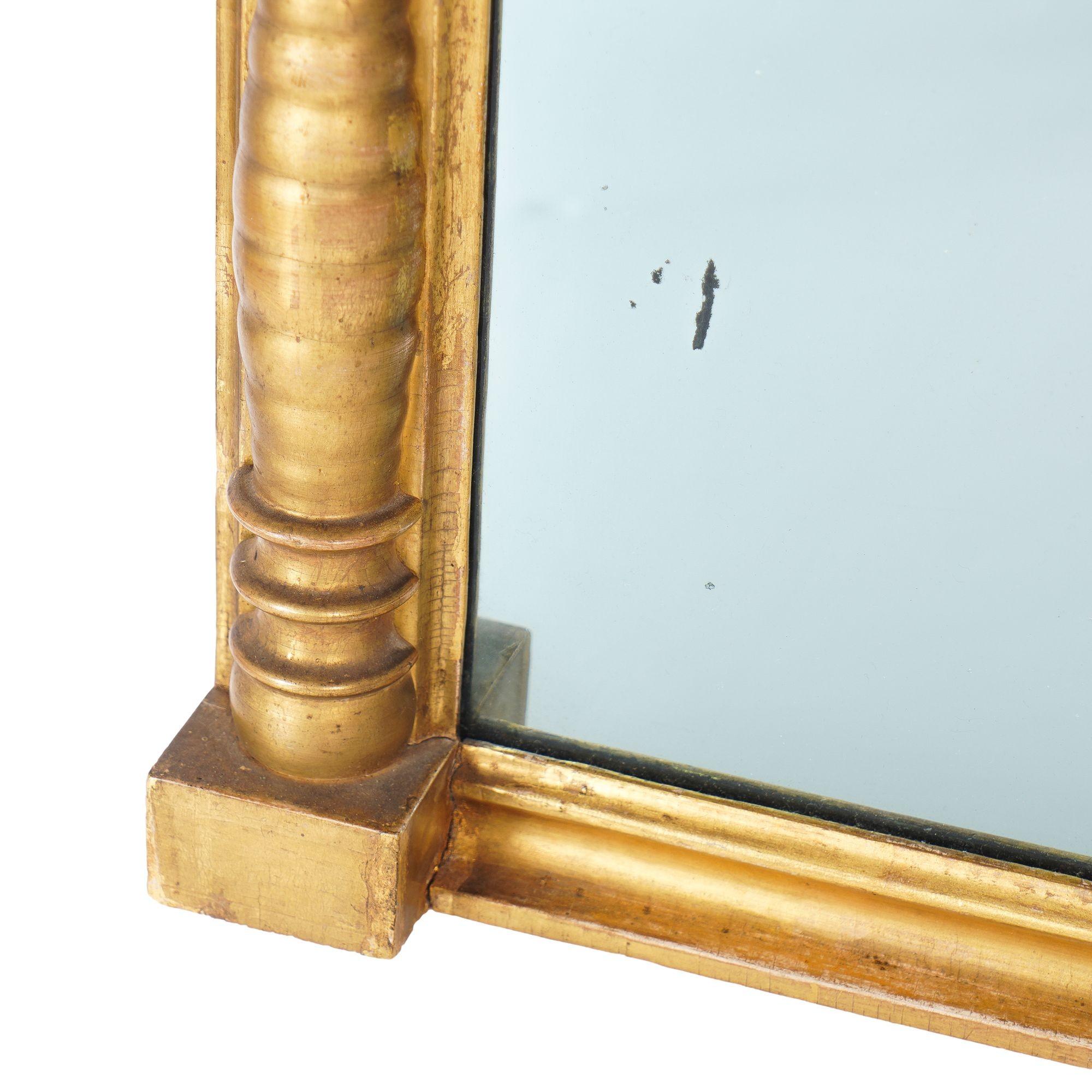 Miroir de tabernacle américain doré avec églomisé, vers 1820 Bon état - En vente à Kenilworth, IL