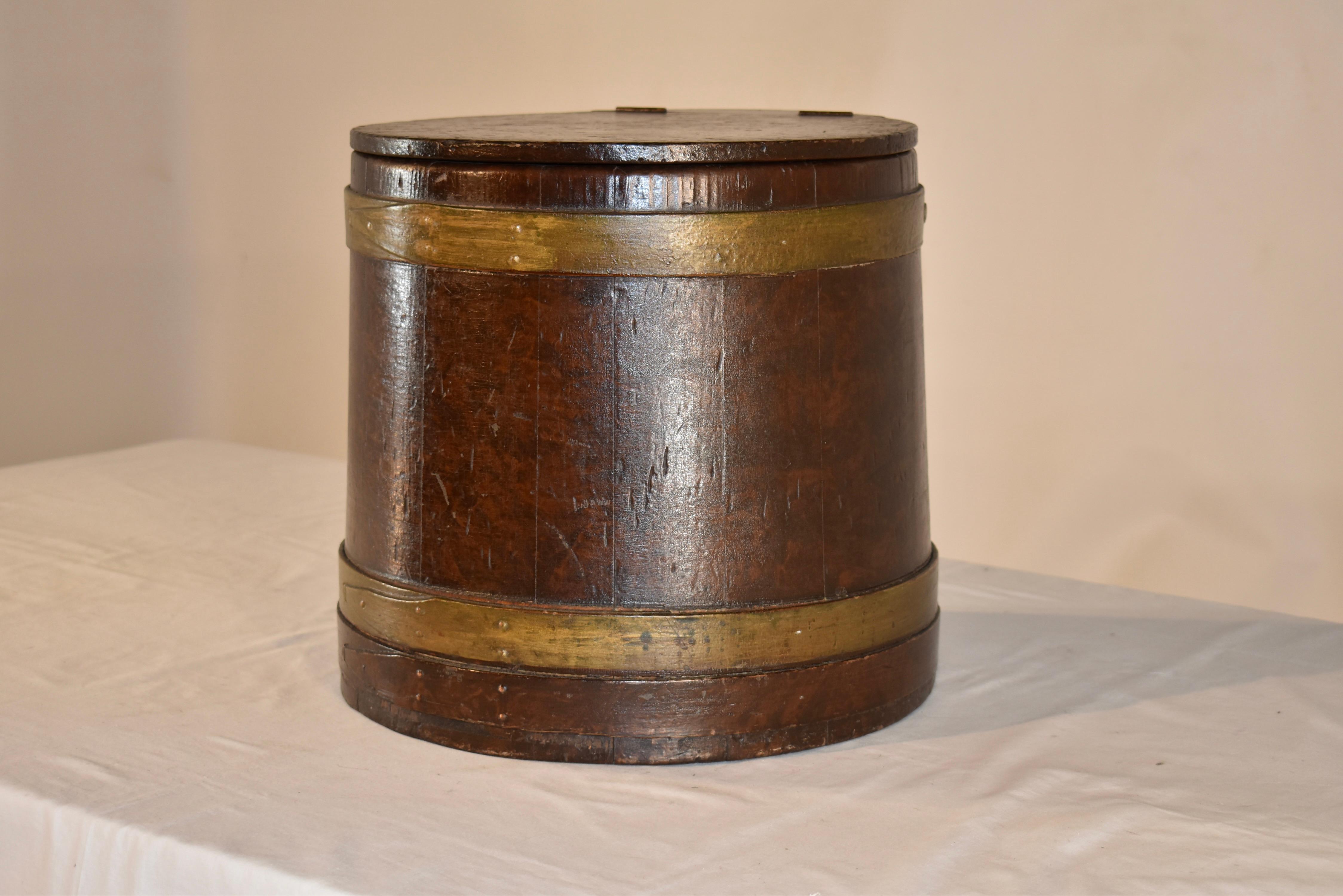 American Colonial 19th Century American Grain Painted Lidded Box For Sale