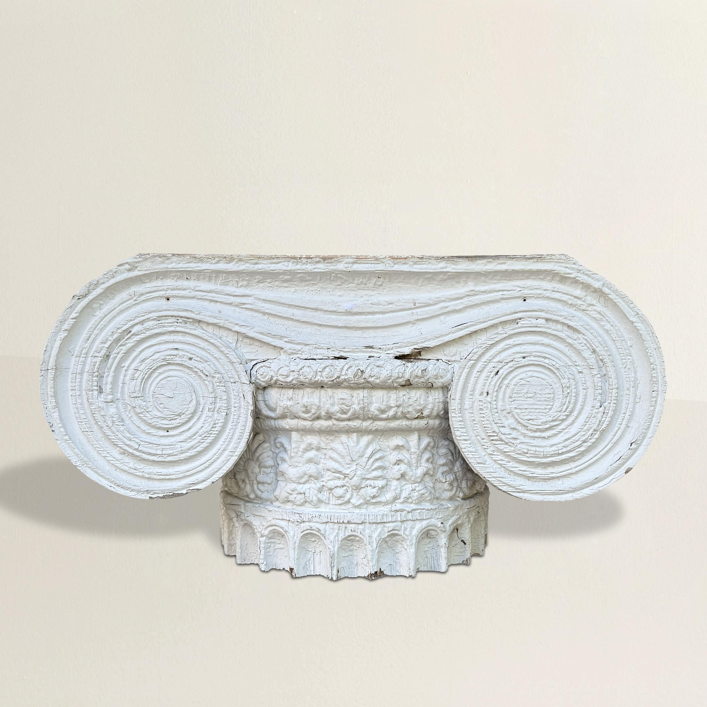 Questo squisito capitello ionico in legno intagliato del XIX secolo di epoca greca mostra l'eleganza senza tempo dell'architettura classica. Presenta le caratteristiche volute, gli intricati motivi a uovo e dardo e i dettagli a foglia d'acanto
