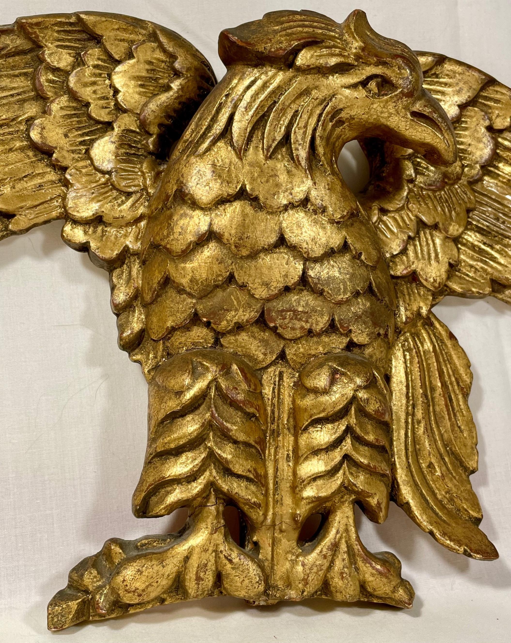 Américain L'aigle américain du 19ème siècle à fronton doré sculpté et sculpté à la main en vente