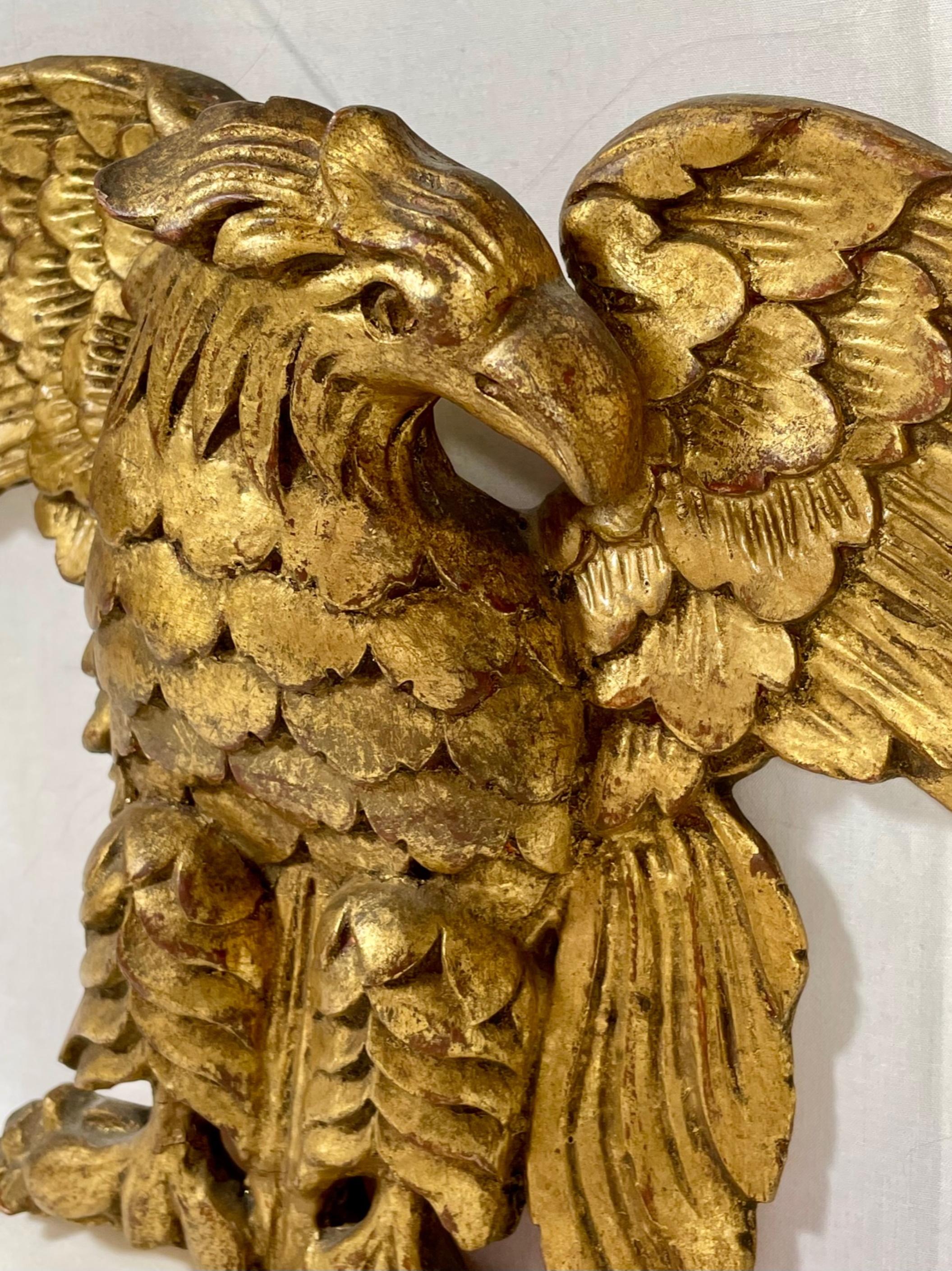Sculpté à la main L'aigle américain du 19ème siècle à fronton doré sculpté et sculpté à la main en vente