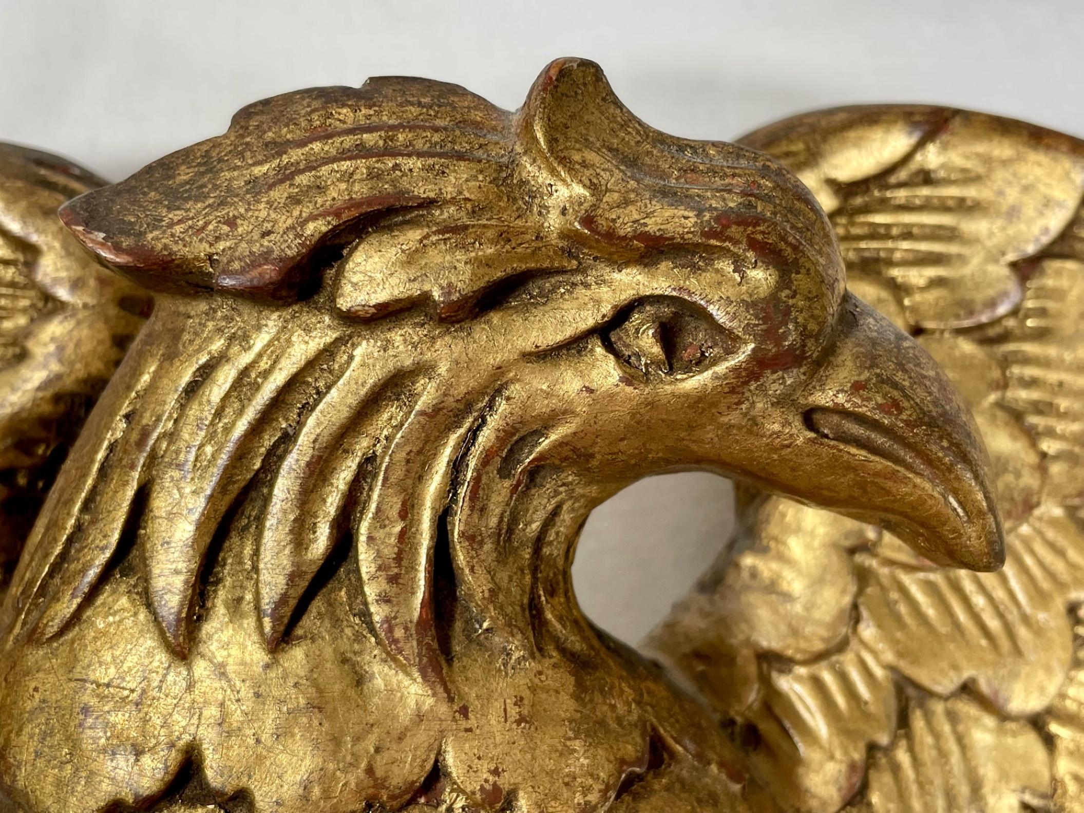 L'aigle américain du 19ème siècle à fronton doré sculpté et sculpté à la main Bon état - En vente à Vero Beach, FL