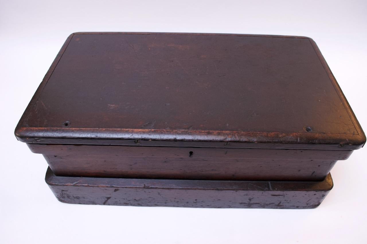Handgeschnitzte dekorative Kiste / Sammlertruhe, etwa Anfang des 20. Jahrhunderts. Der Klappdeckel lässt sich öffnen und gibt den Blick auf zwei übereinanderliegende, verschiebbare Fächer frei (eines mit Deckel und abnehmbar, eines offen). Der