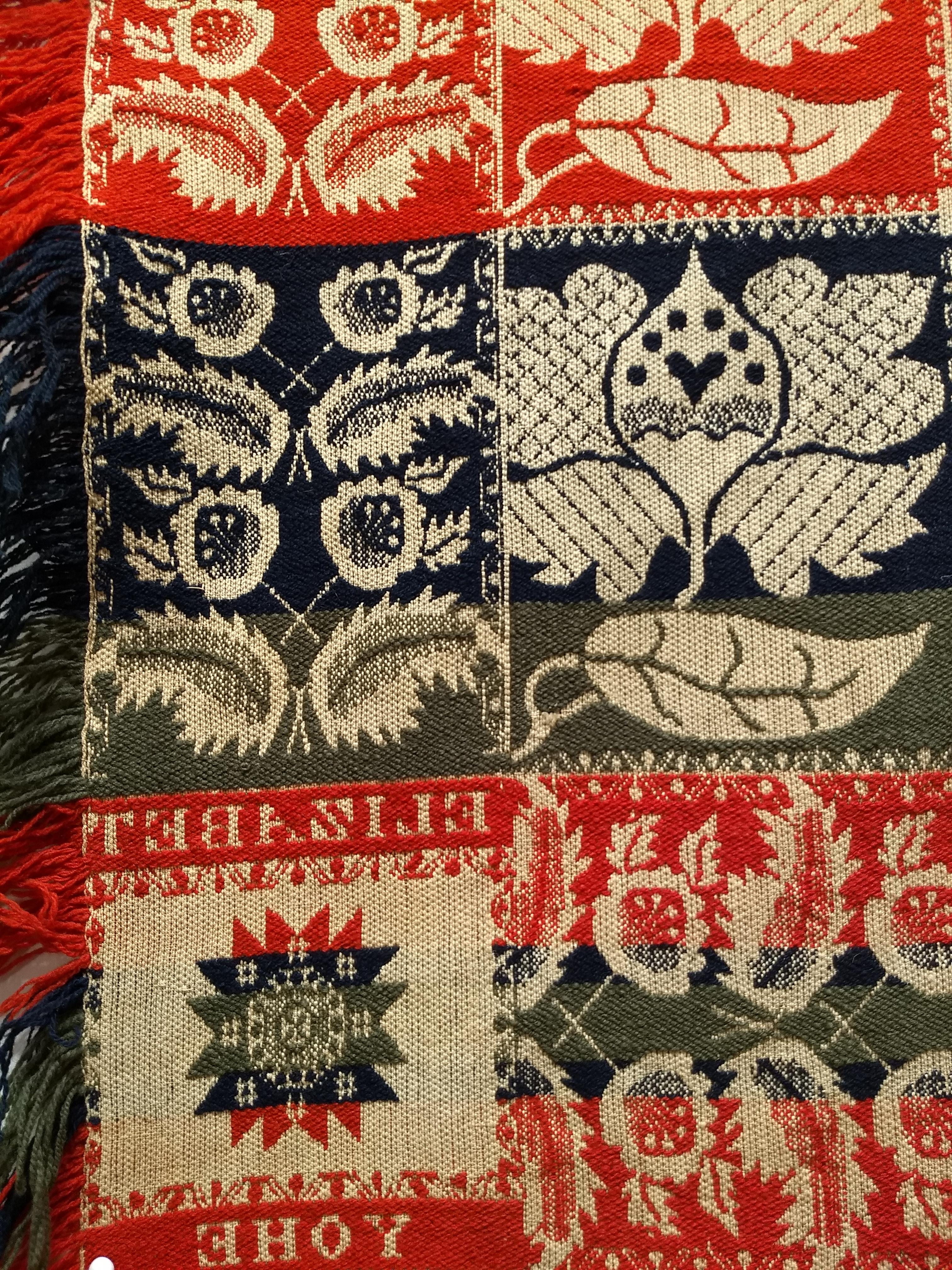 Amerikanische handgewebte Decke des 19. Jahrhunderts in vier Farben: Rot, Marine, Grün, Stroh (Handgefertigt) im Angebot