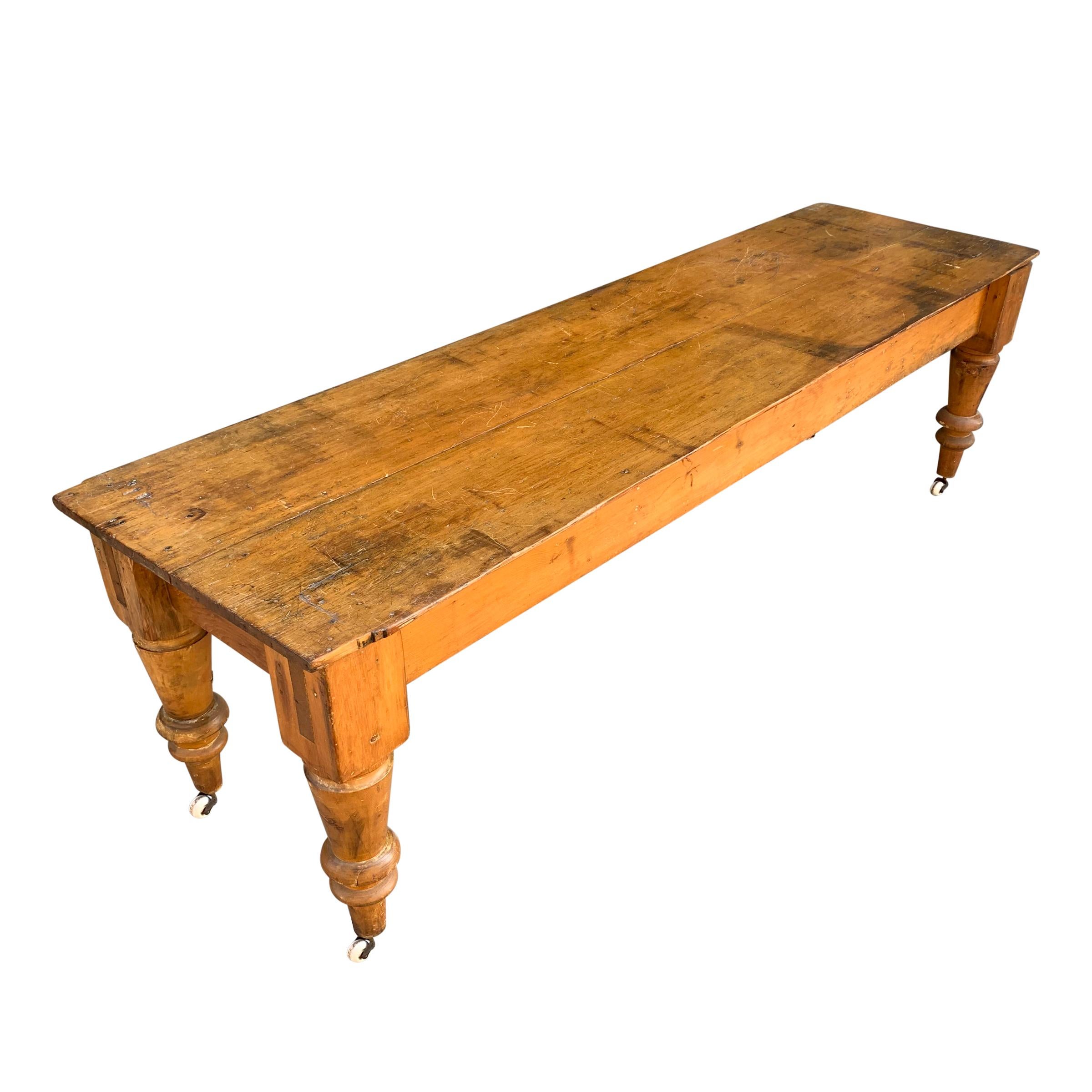 19th Century American Harvest Table with Turned Legs In Good Condition In Chicago, IL